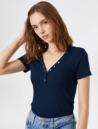 Çıtçıt Detaylı V Yaka Tişört