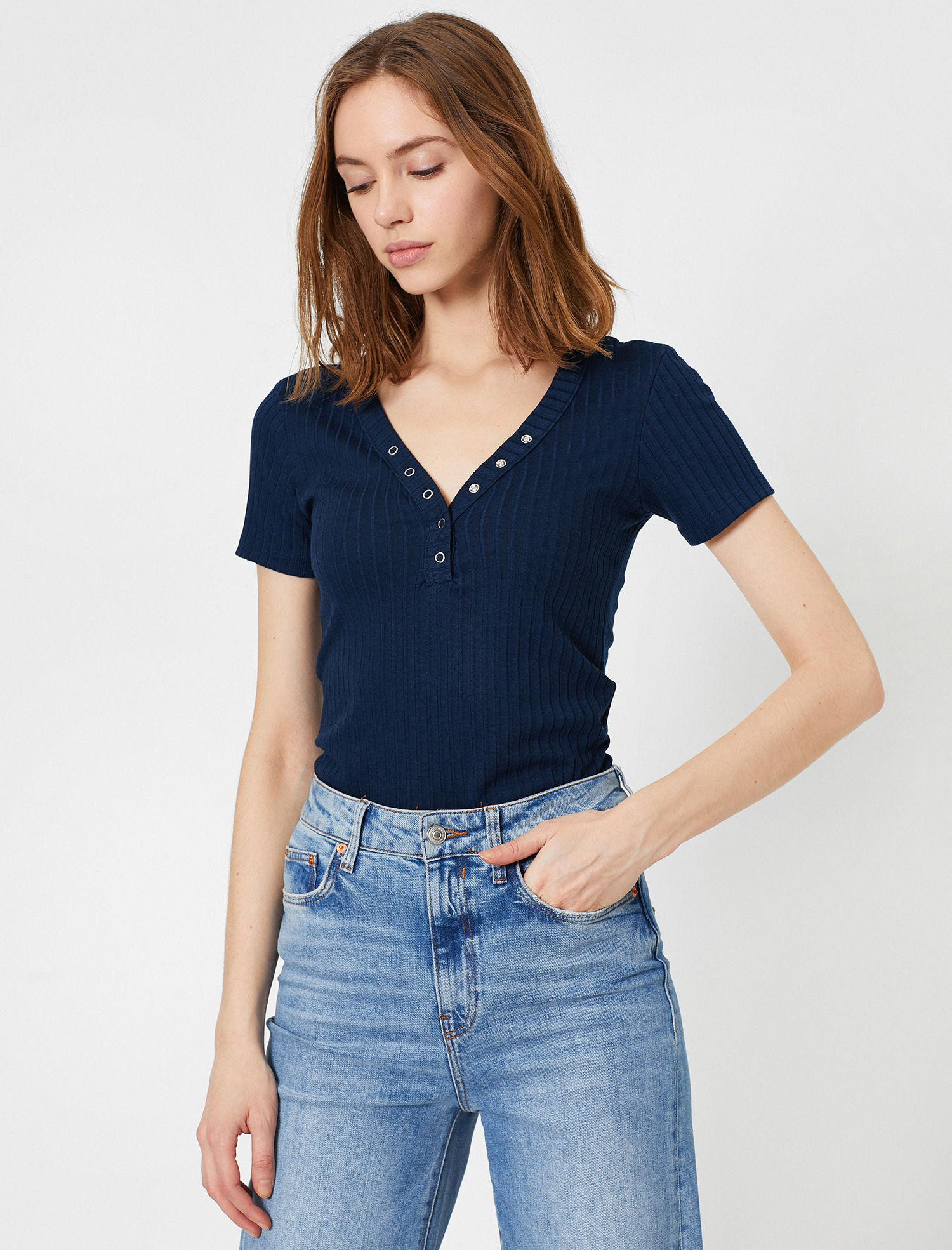   Çıtçıt Detaylı V Yaka Tişört