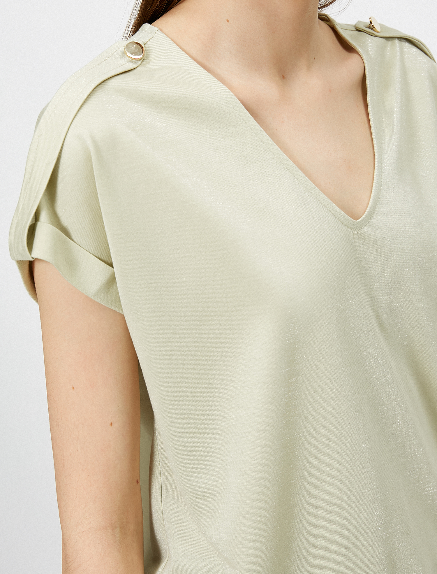   Kol Detaylı V Yaka Kısa Kollu Tişört