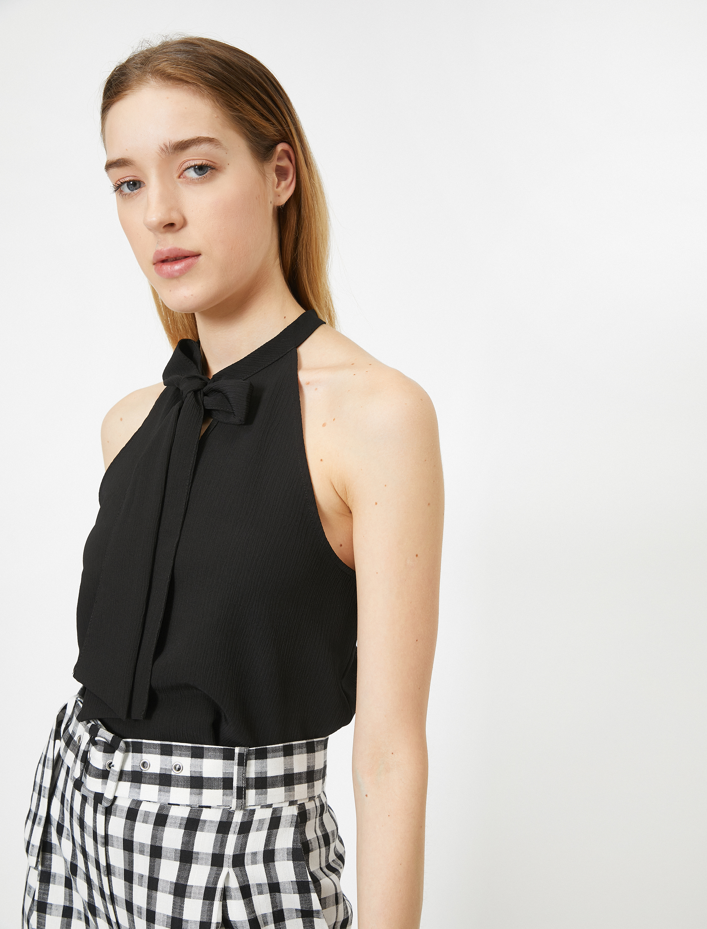   Fular Detayli Halter Yaka Atlet