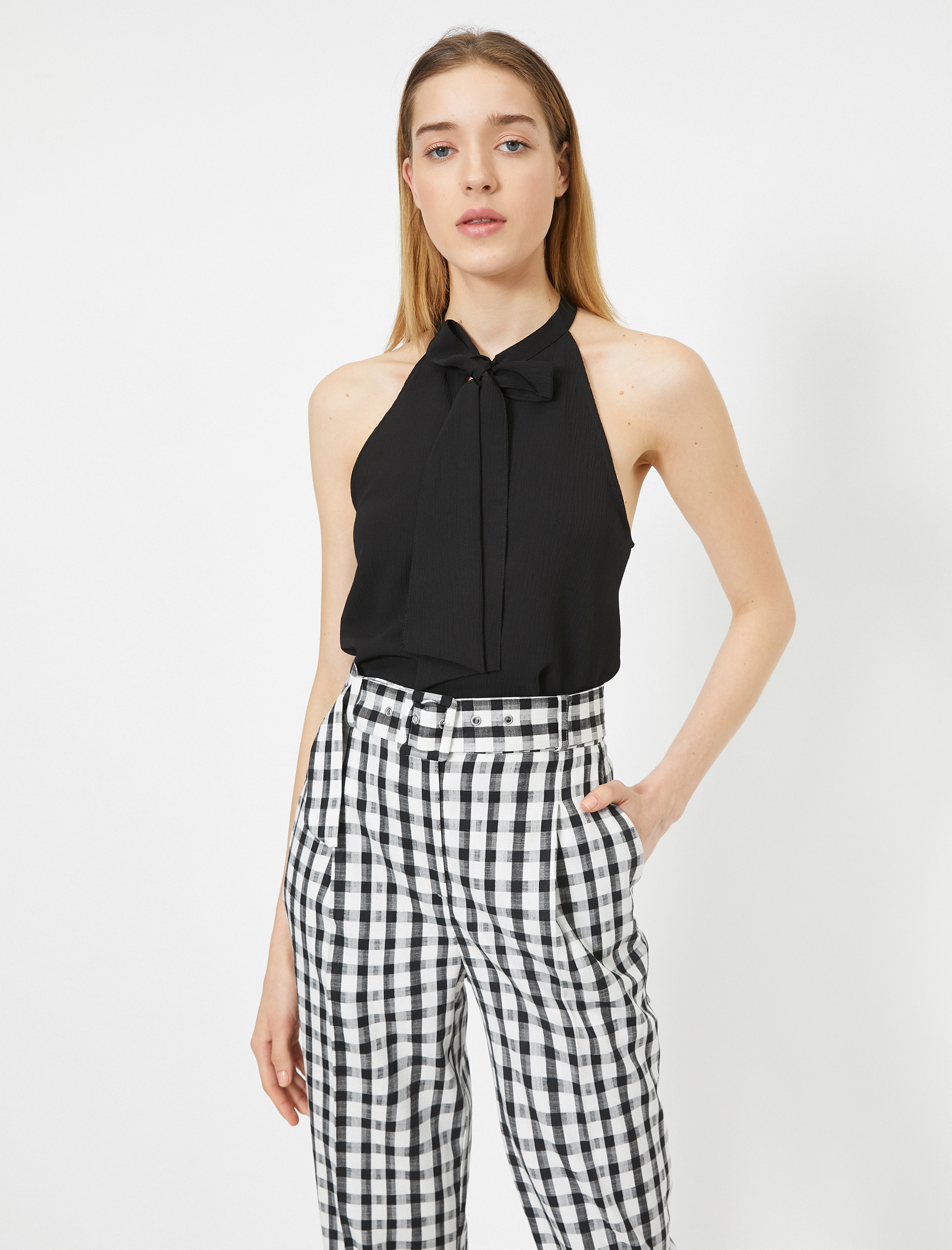   Fular Detayli Halter Yaka Atlet