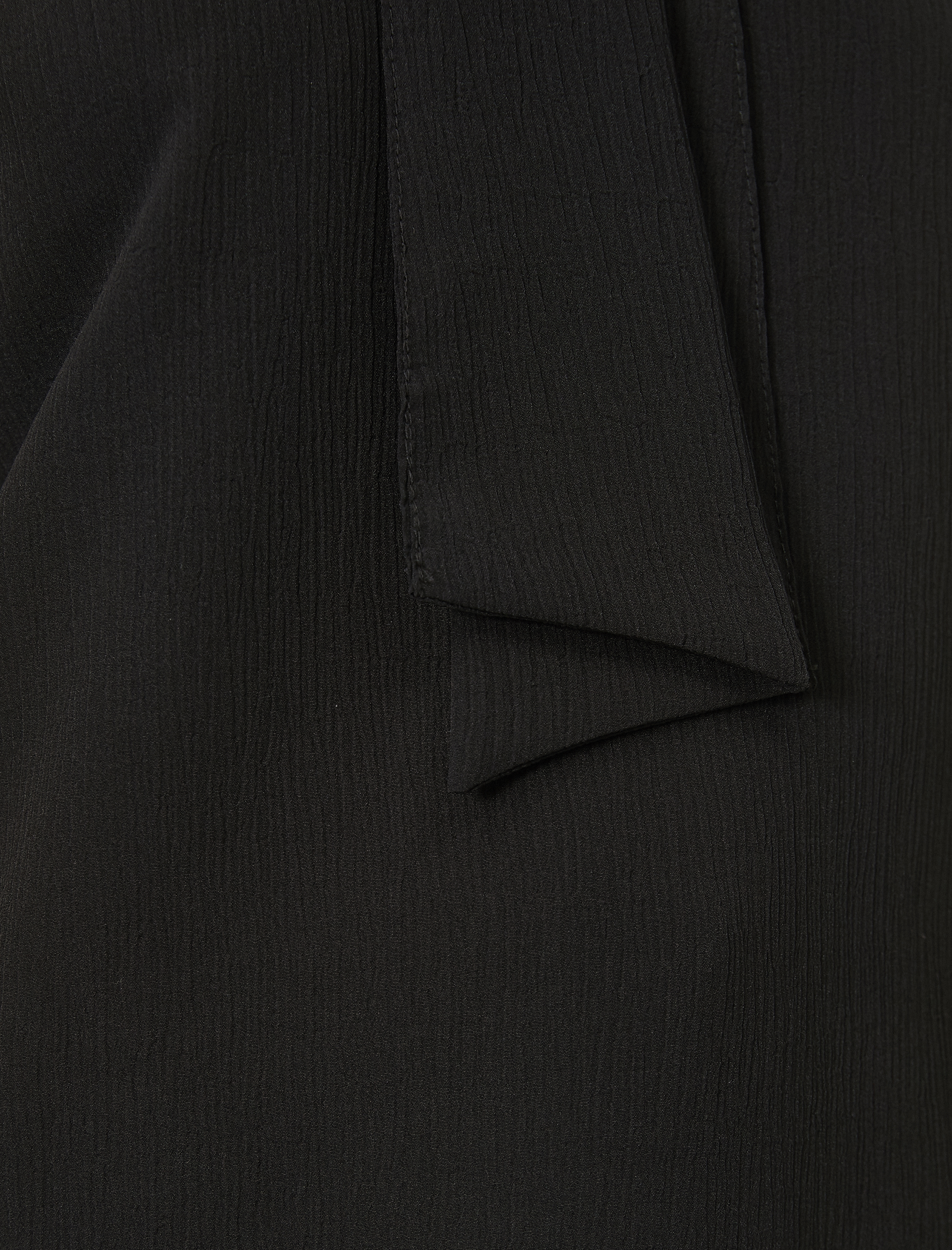   Fular Detayli Halter Yaka Atlet