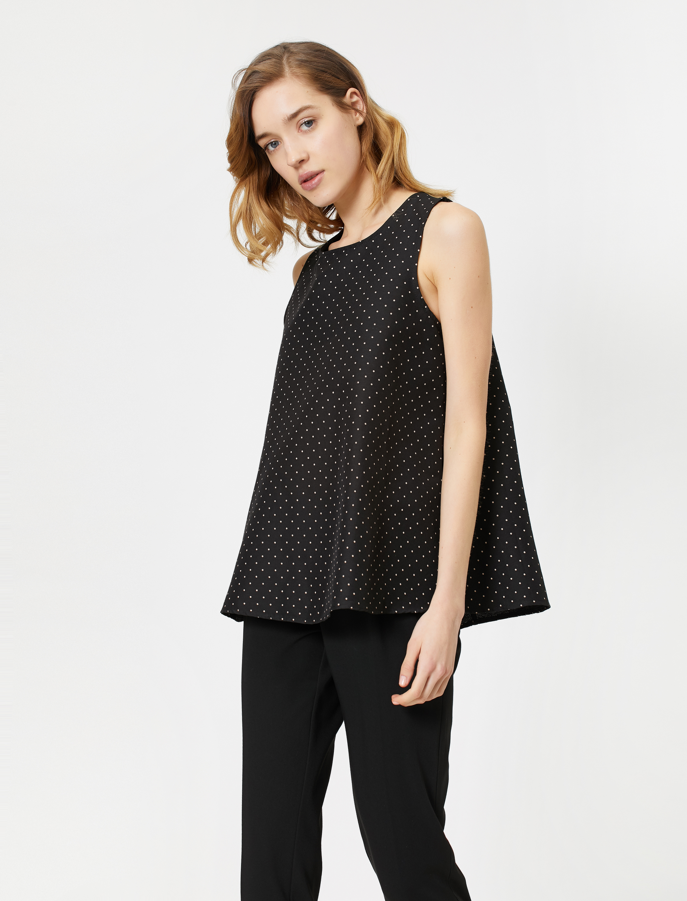   Bisiklet Yaka Kolsuz Puantiyeli Bluz