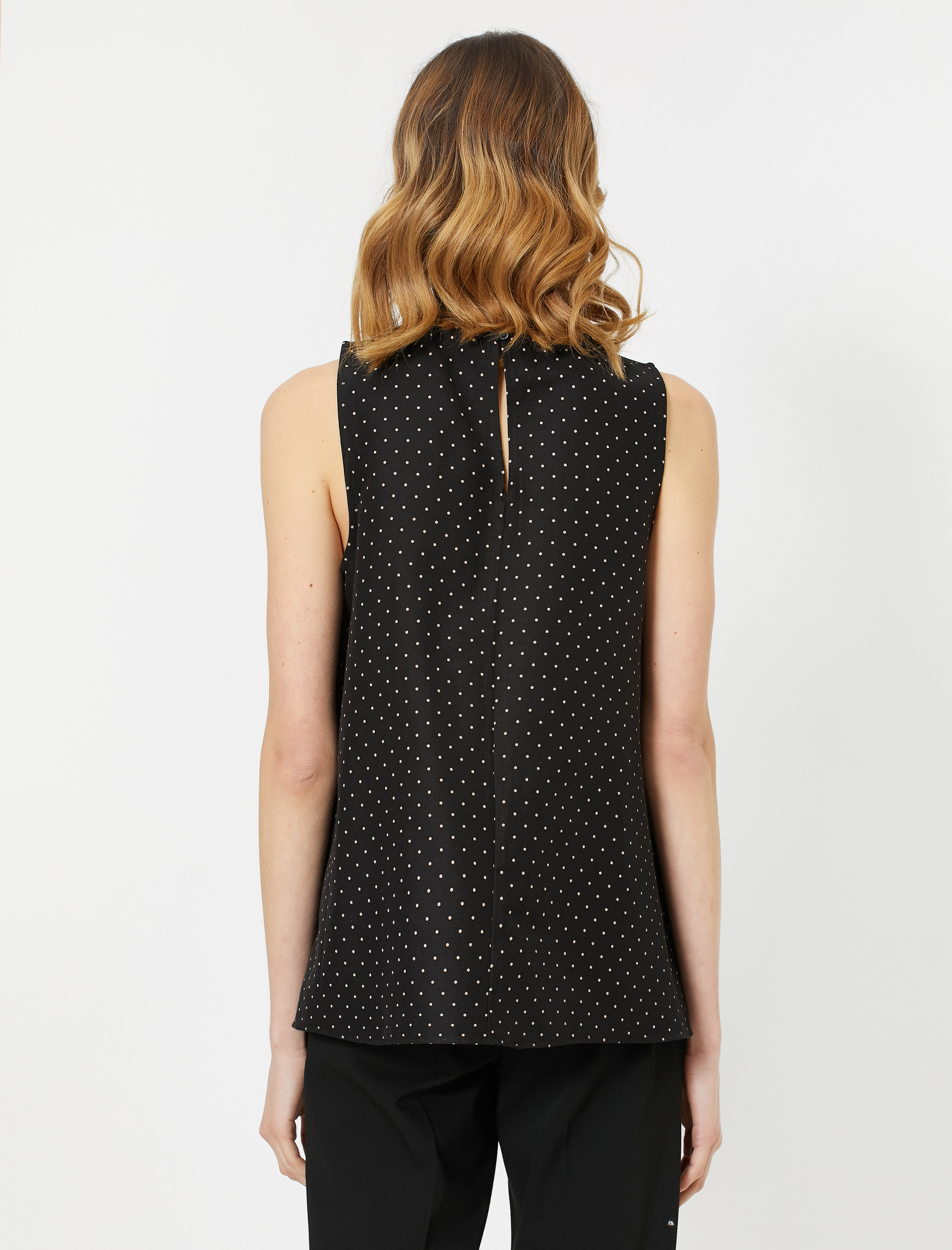   Bisiklet Yaka Kolsuz Puantiyeli Bluz