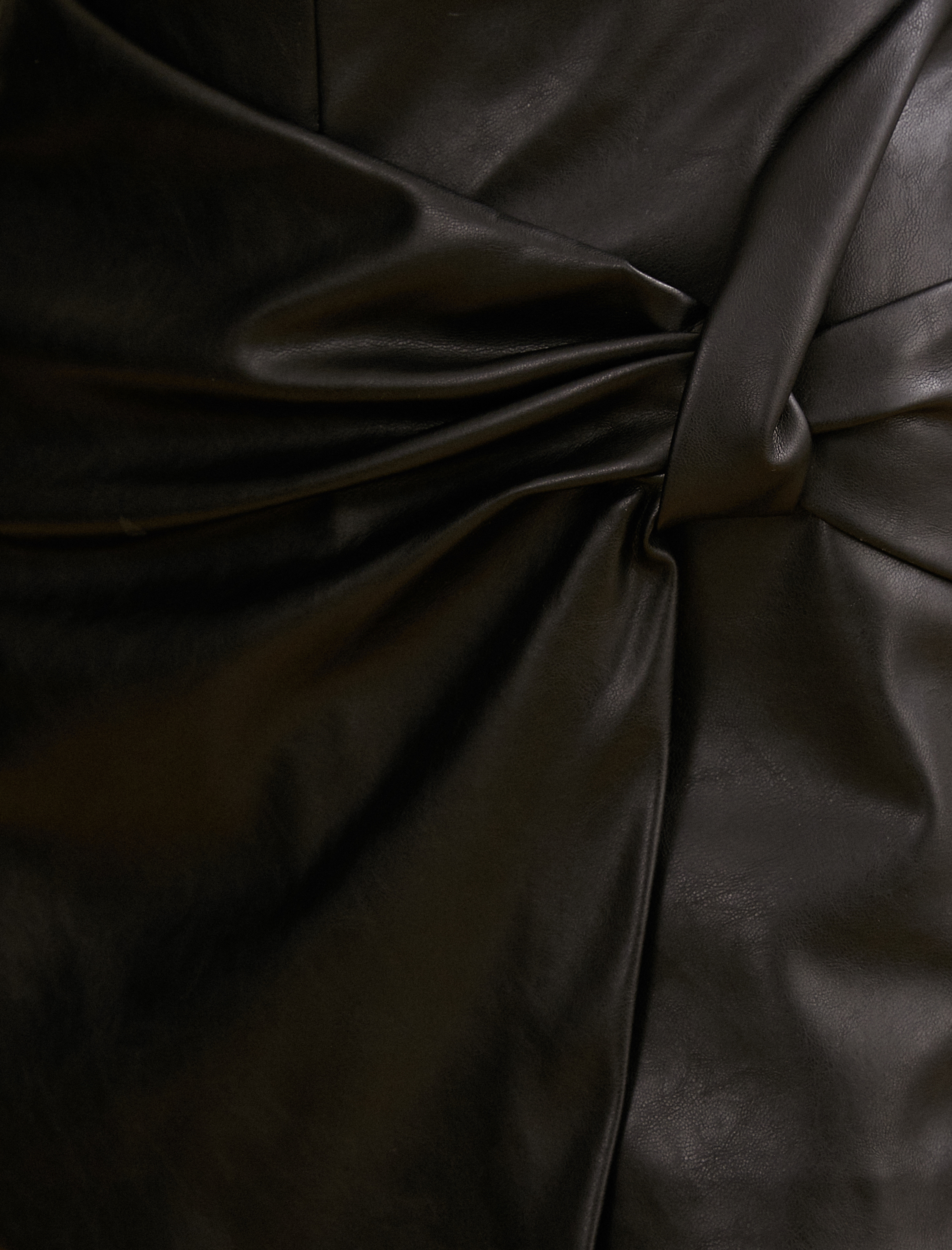   Suni Deri Düğüm Detaylı Şort Etek