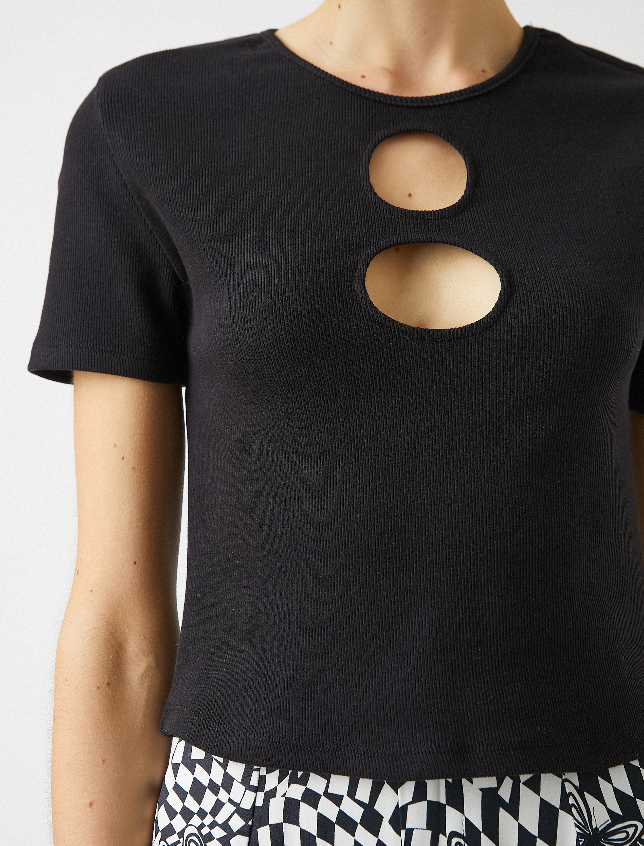   Crop Tişört Pencere Detaylı Pamuklu