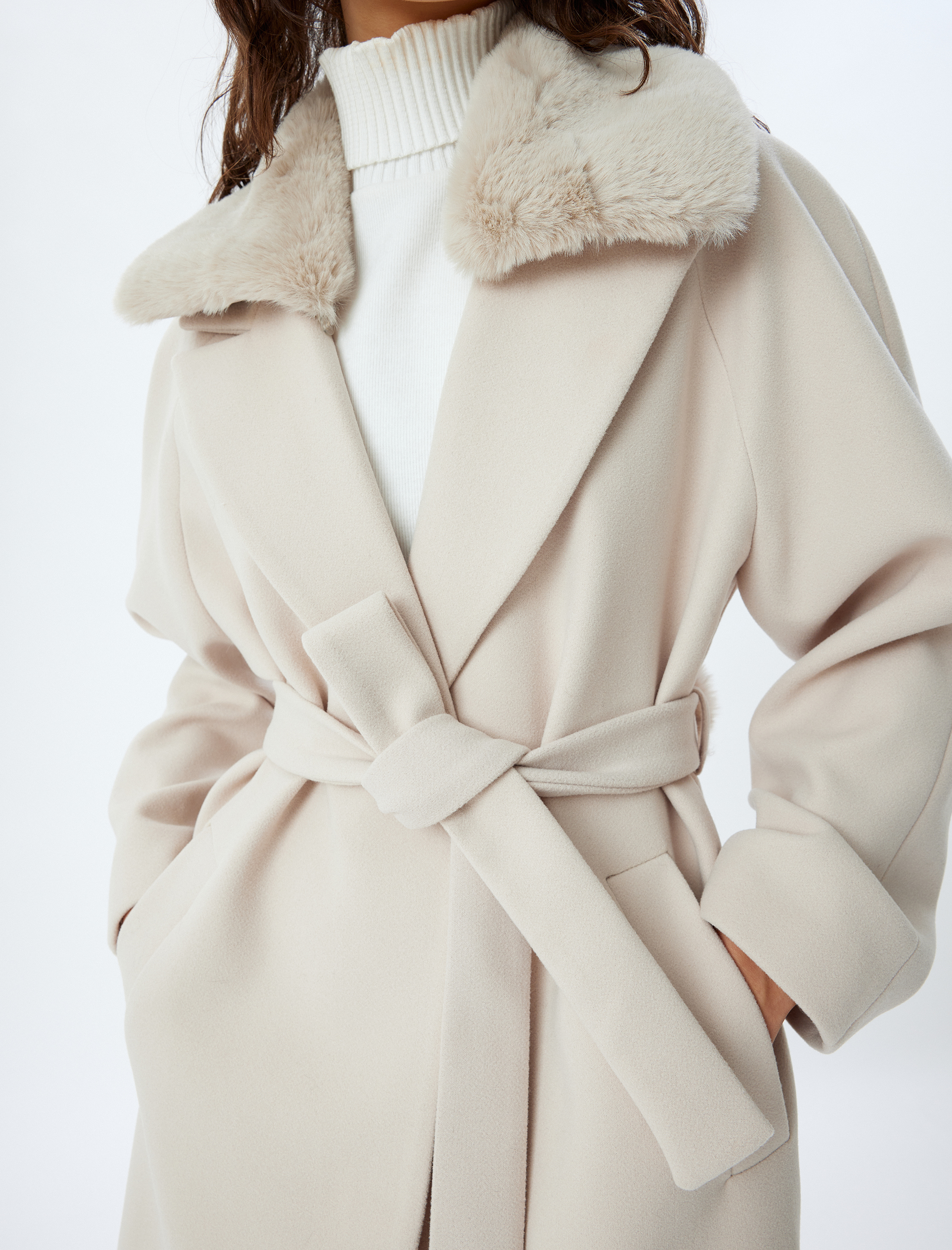   Yakası Çıkarılabilir Kürklü Cepli Uzun Kaşe Kaban