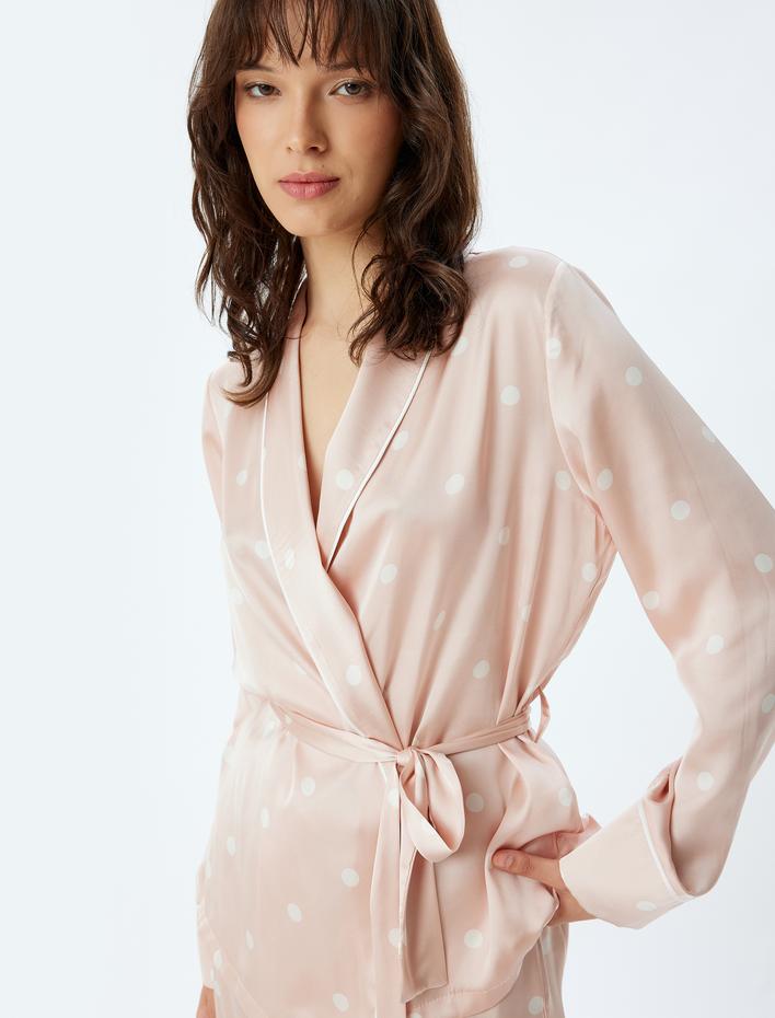  Kruvaze Kuşaklı Puantiyeli Saten Pijama Üstü