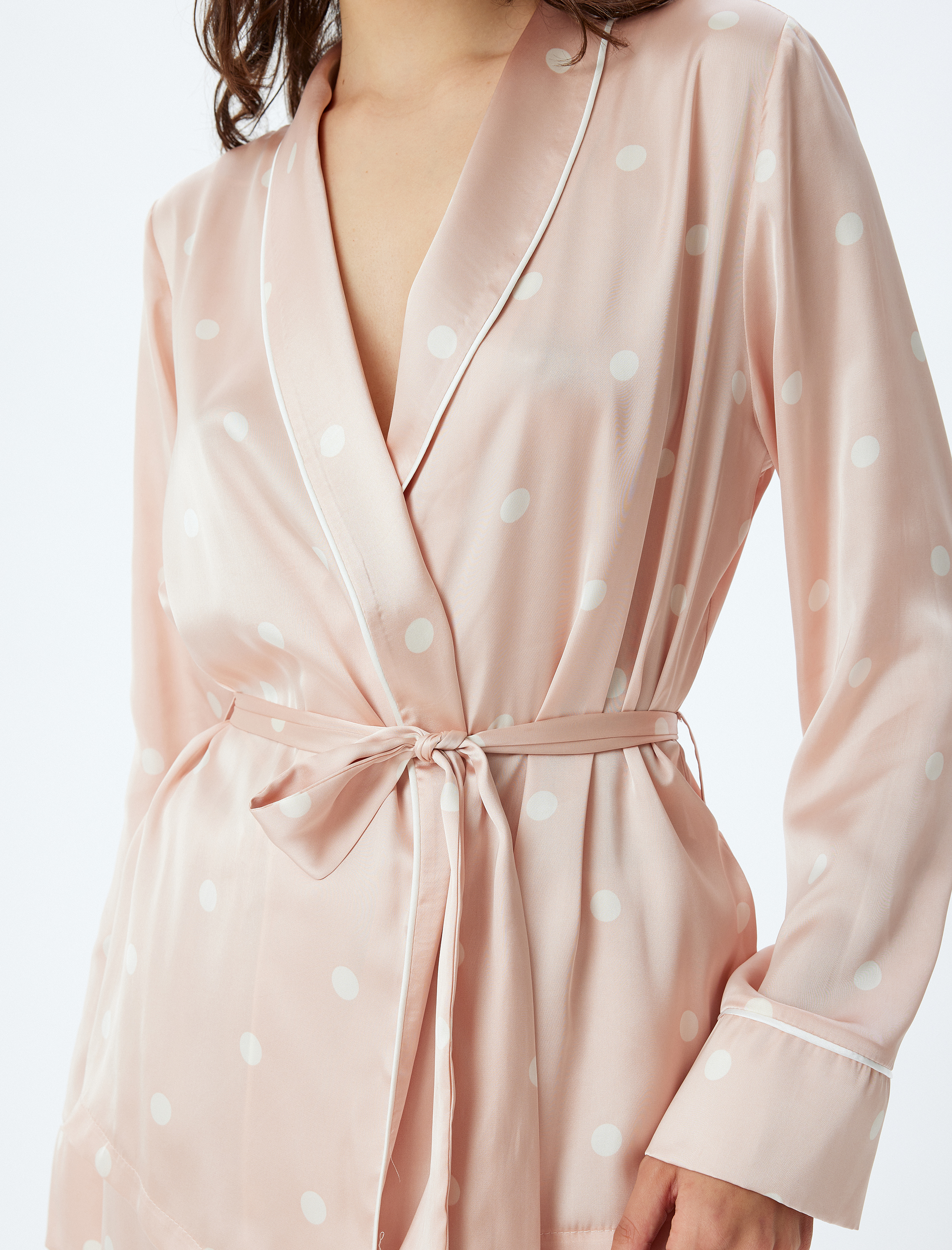   Kruvaze Kuşaklı Puantiyeli Saten Pijama Üstü