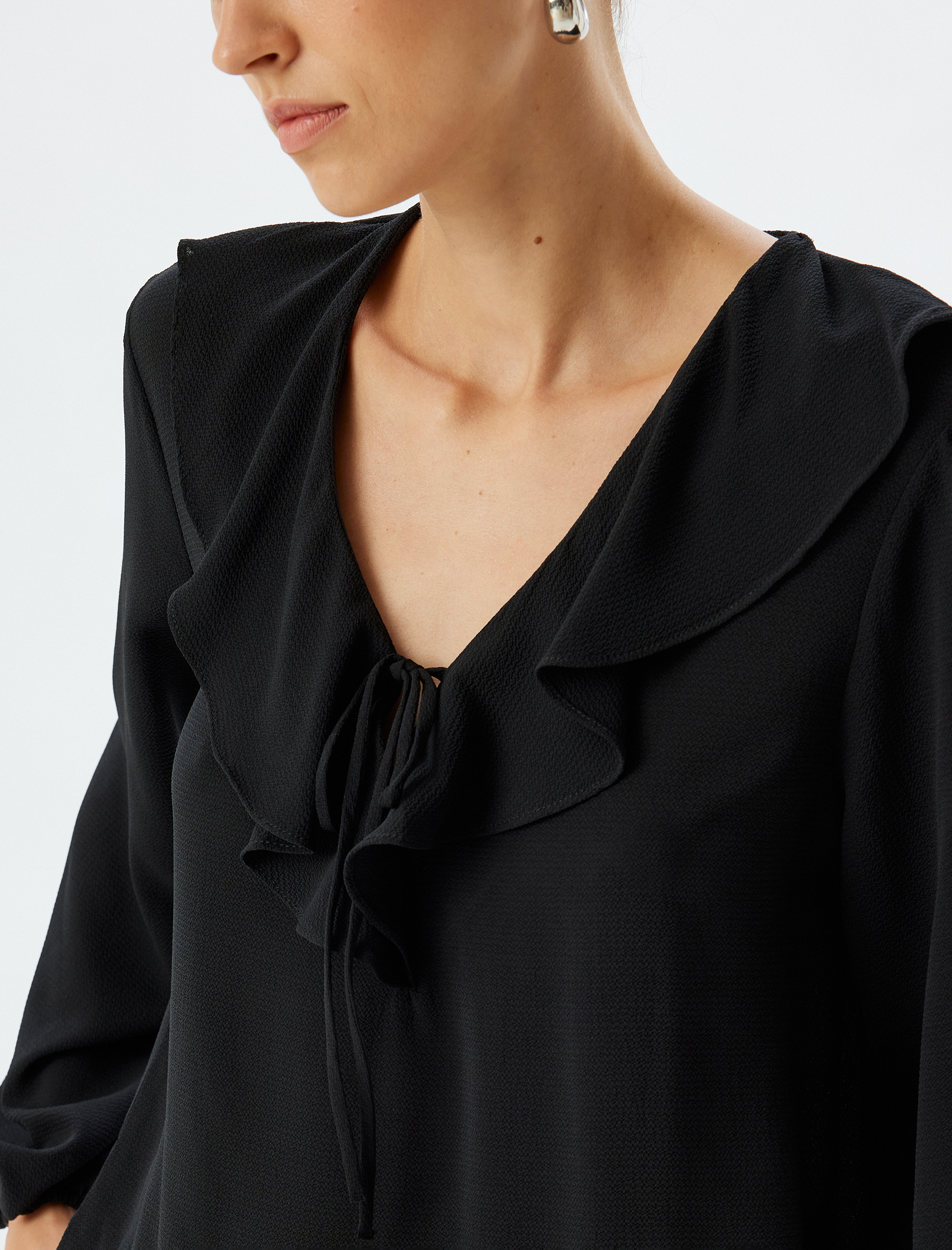 Fırfırlı Bluz V Yaka Fiyonk Detaylı Uzun Kollu Krep Kumaş