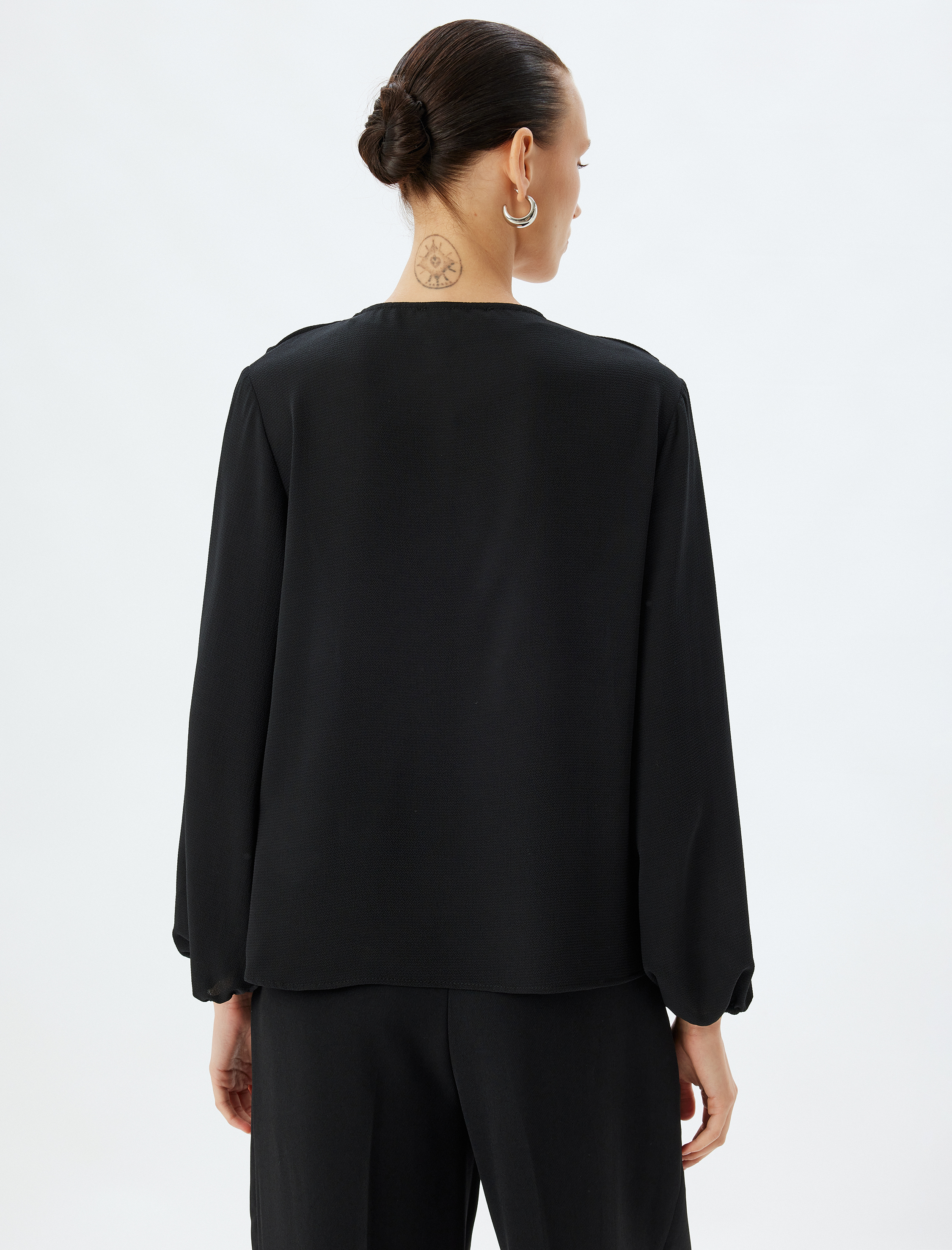 Fırfırlı Bluz V Yaka Fiyonk Detaylı Uzun Kollu Krep Kumaş