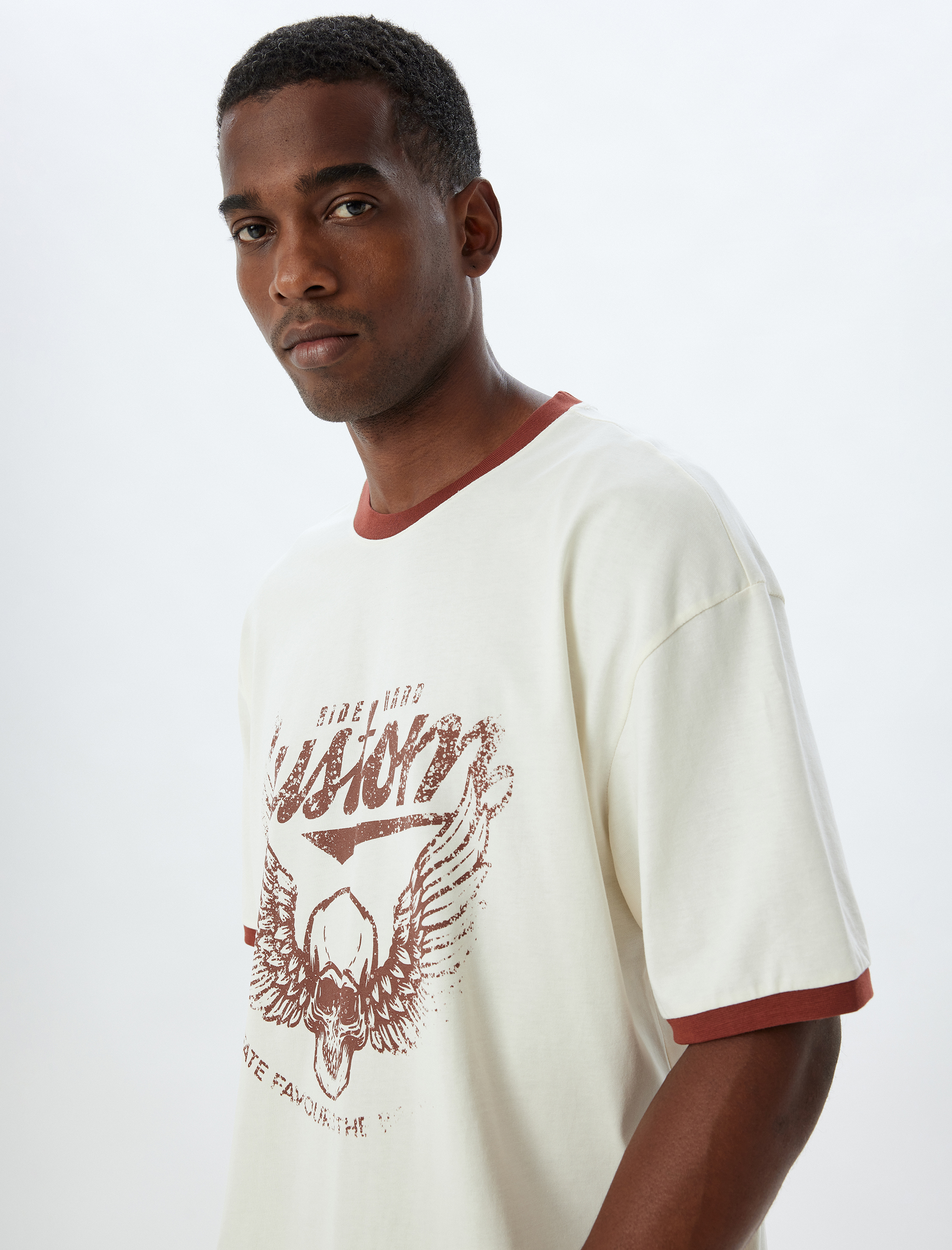   Bisiklet Yaka Pamuklu Kısa Kollu Biyeli Kuru Kafa Baskılı Oversize Tişört