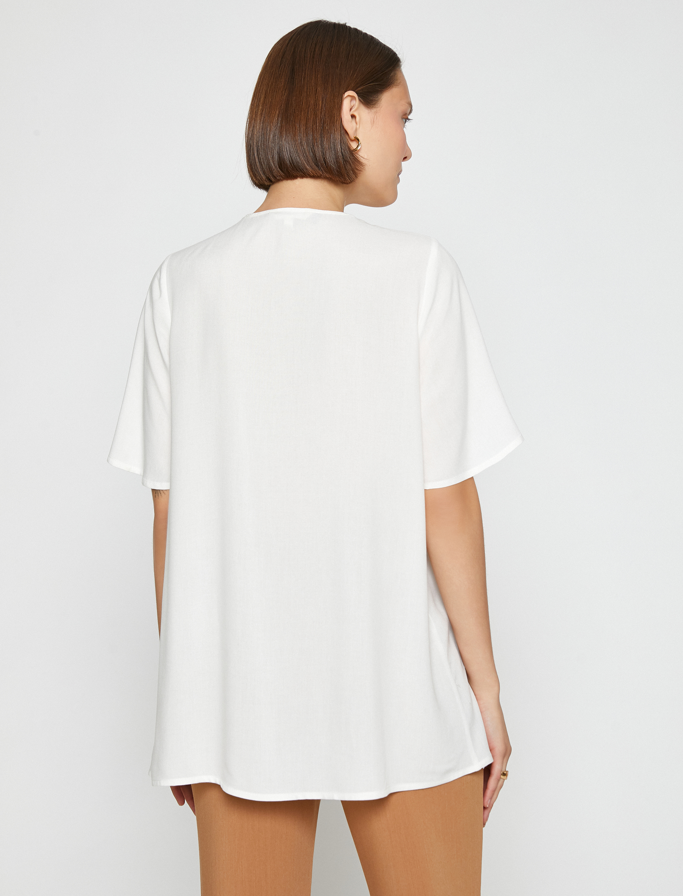   V Yaka Düğme Detaylı Gömlek