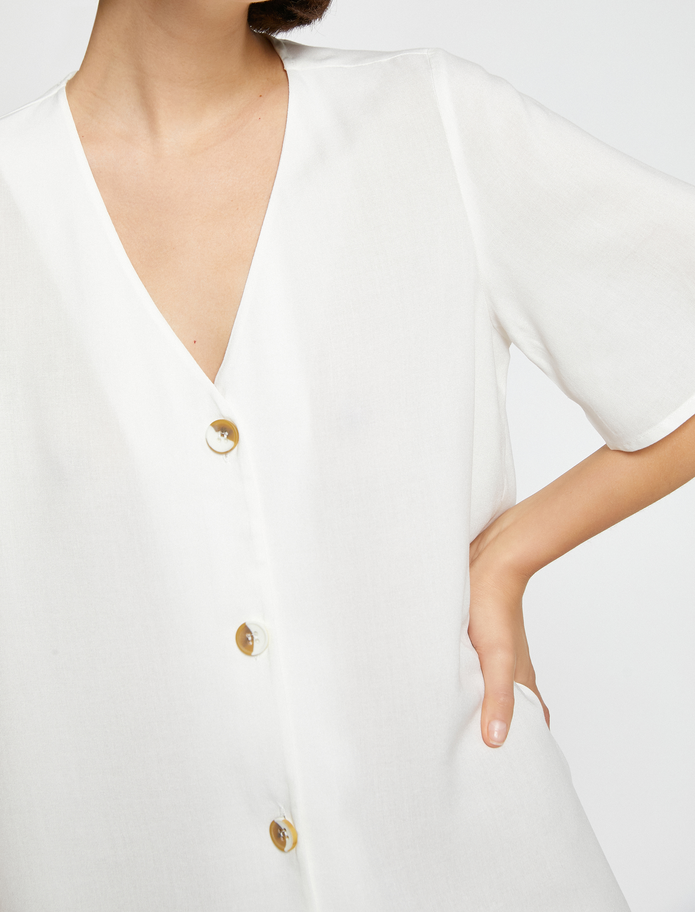   V Yaka Düğme Detaylı Gömlek