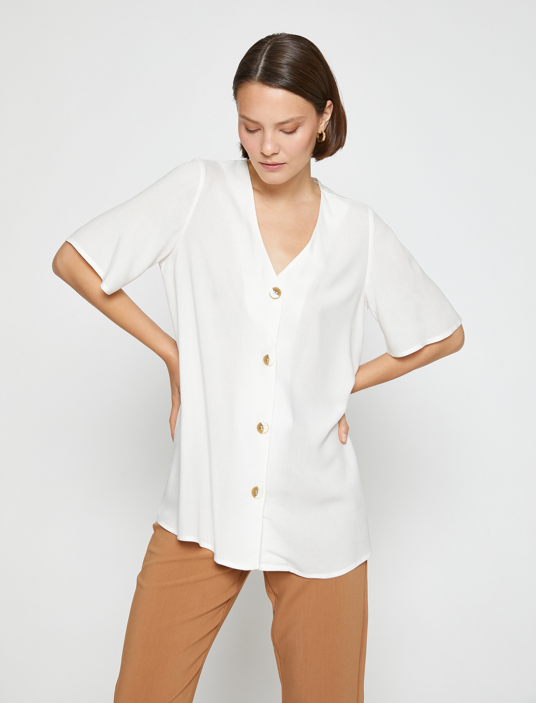   V Yaka Düğme Detaylı Gömlek