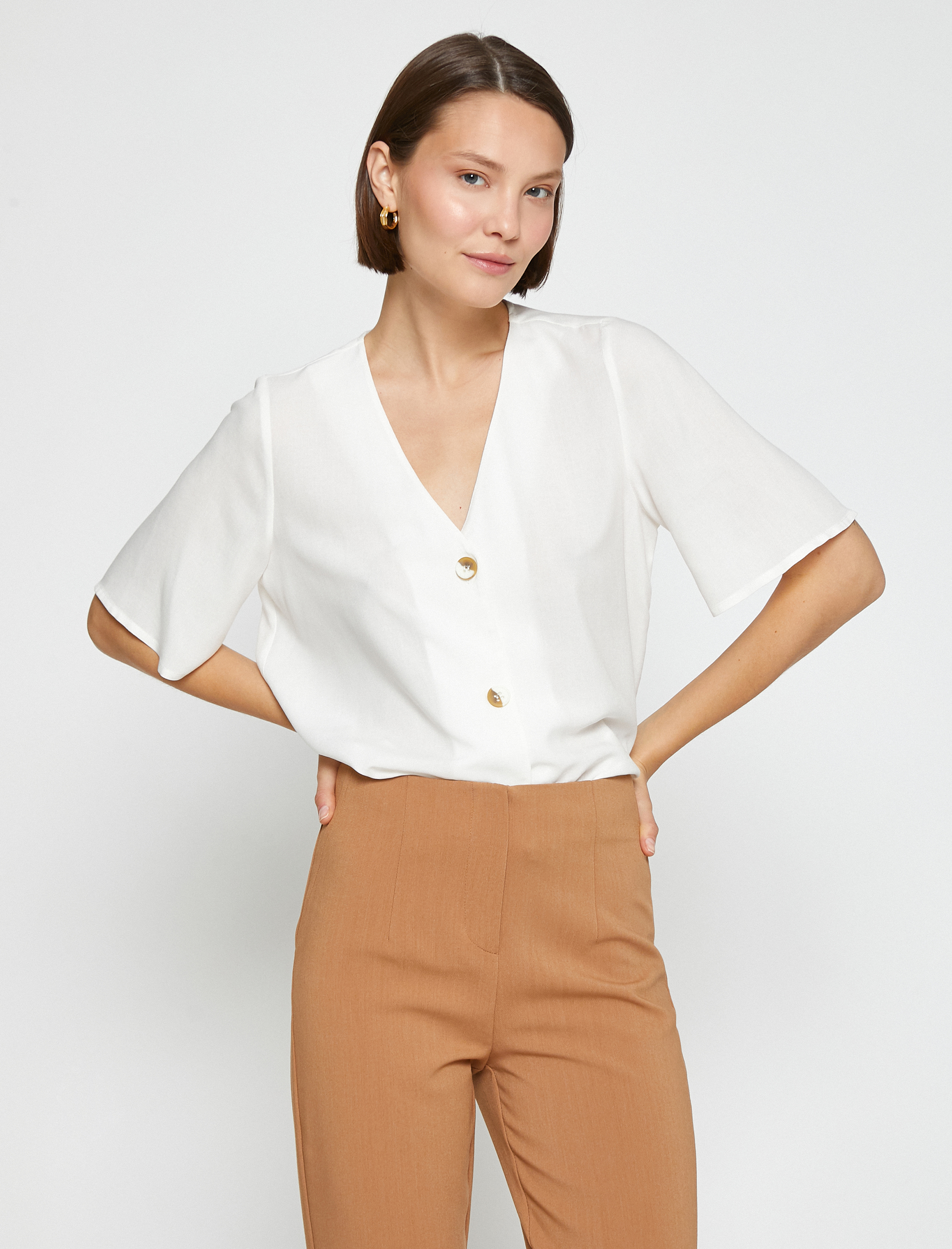   V Yaka Düğme Detaylı Gömlek