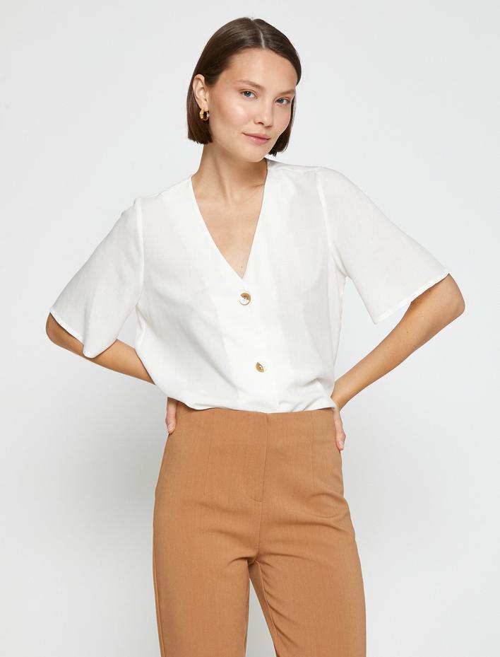  V Yaka Düğme Detaylı Gömlek