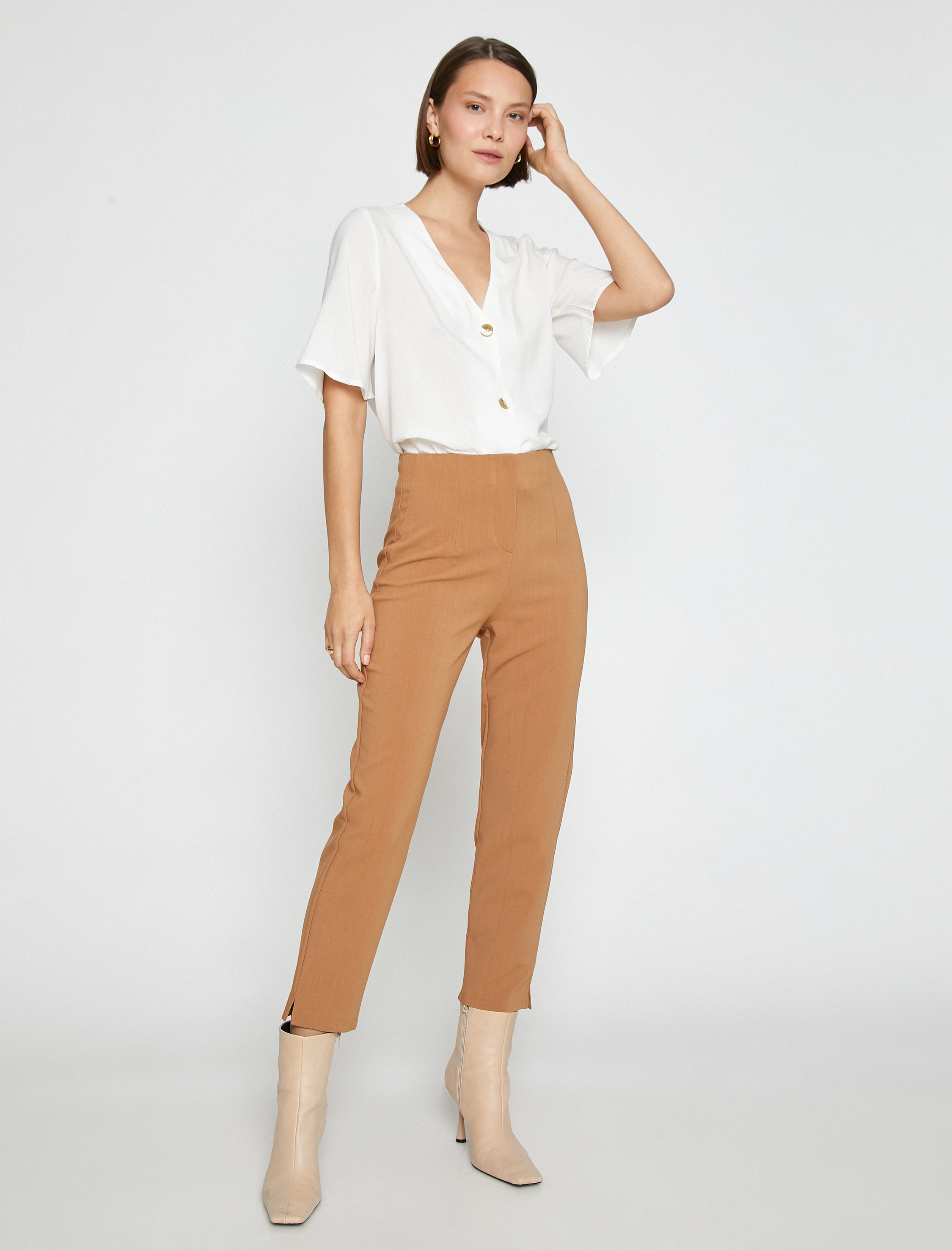   V Yaka Düğme Detaylı Gömlek