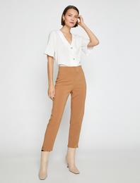 V Yaka Düğme Detaylı Gömlek