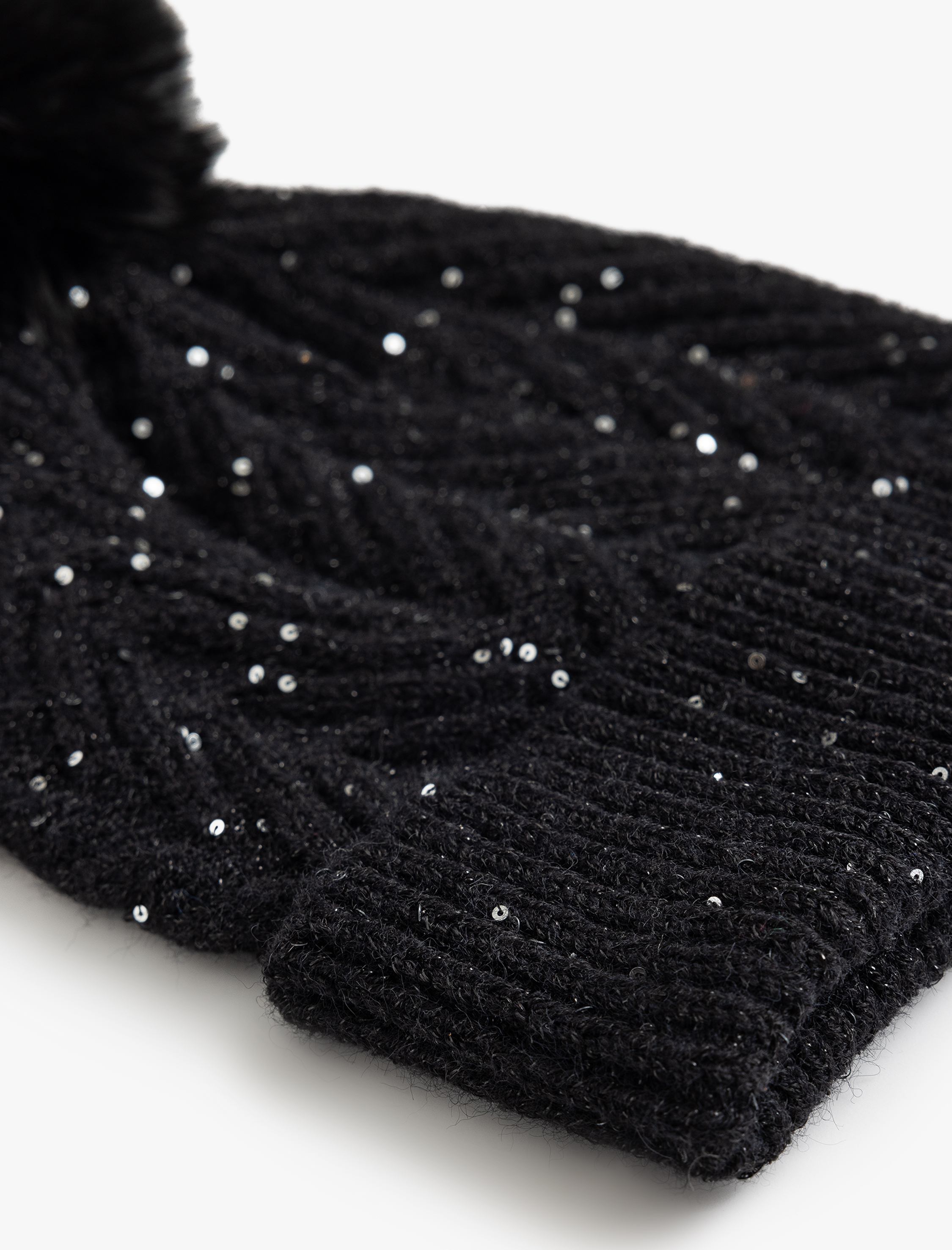  Kadın Örgü Bere Ponpon Detaylı Pul İşlemeli Katlı