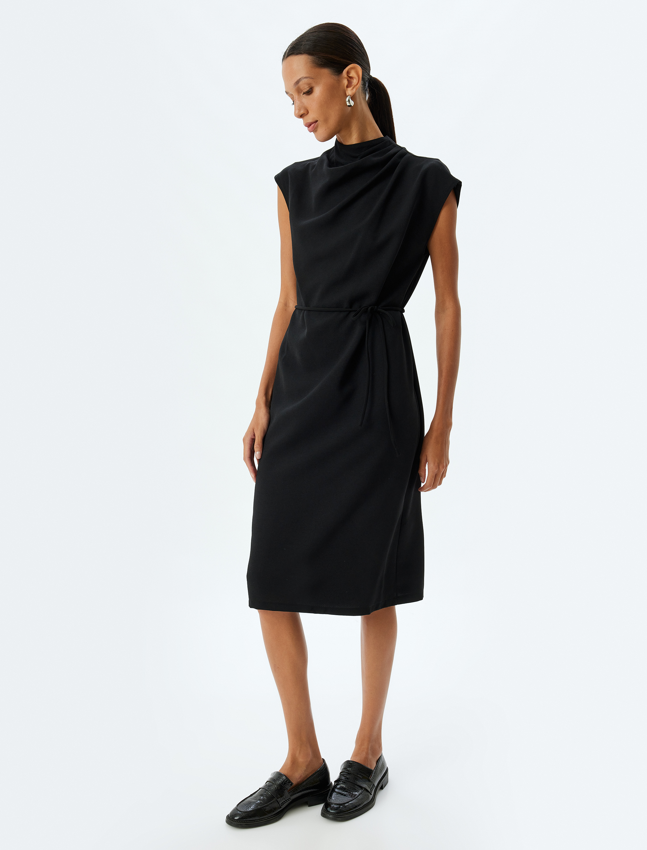   Kolsuz Hafif Dik Yaka Drape Detaylı Kolsuz Midi Boy Elbise