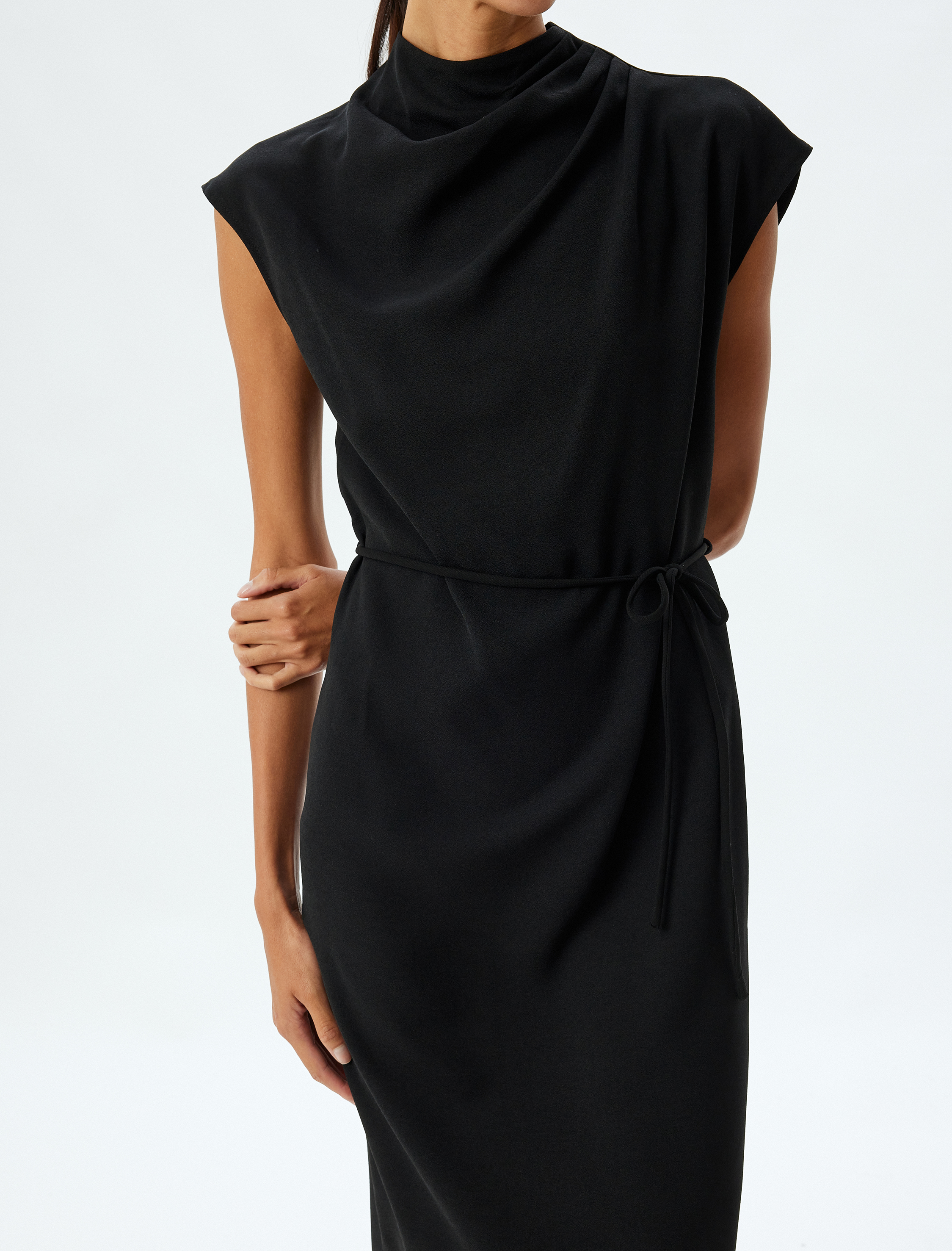   Kolsuz Hafif Dik Yaka Drape Detaylı Kolsuz Midi Boy Elbise