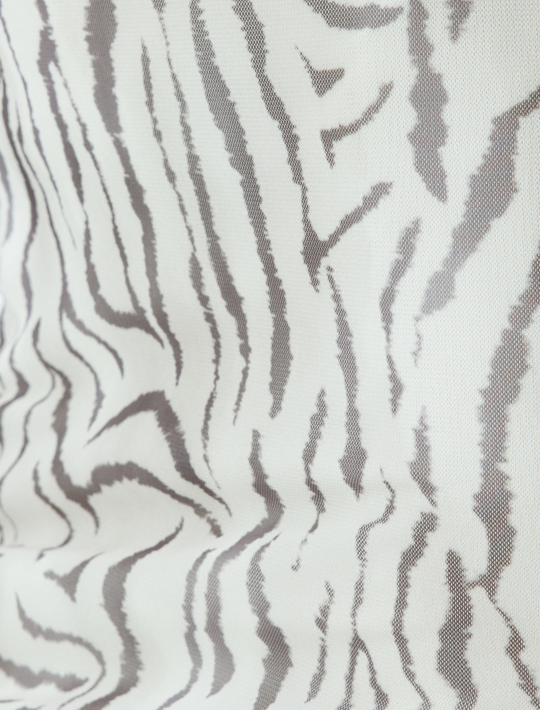 Uzun Tül Elbise Madonna Yaka Omzu Açık Zebra Desenli Yırtmaç Detaylı