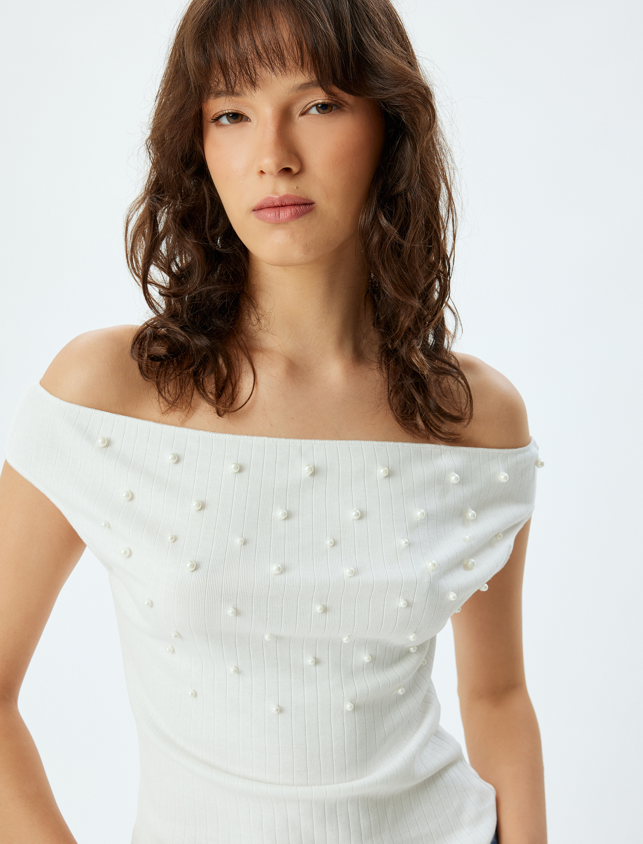   Omzu Açık Tişört İnci İşleme Detaylı Slim Fit Pamuklu