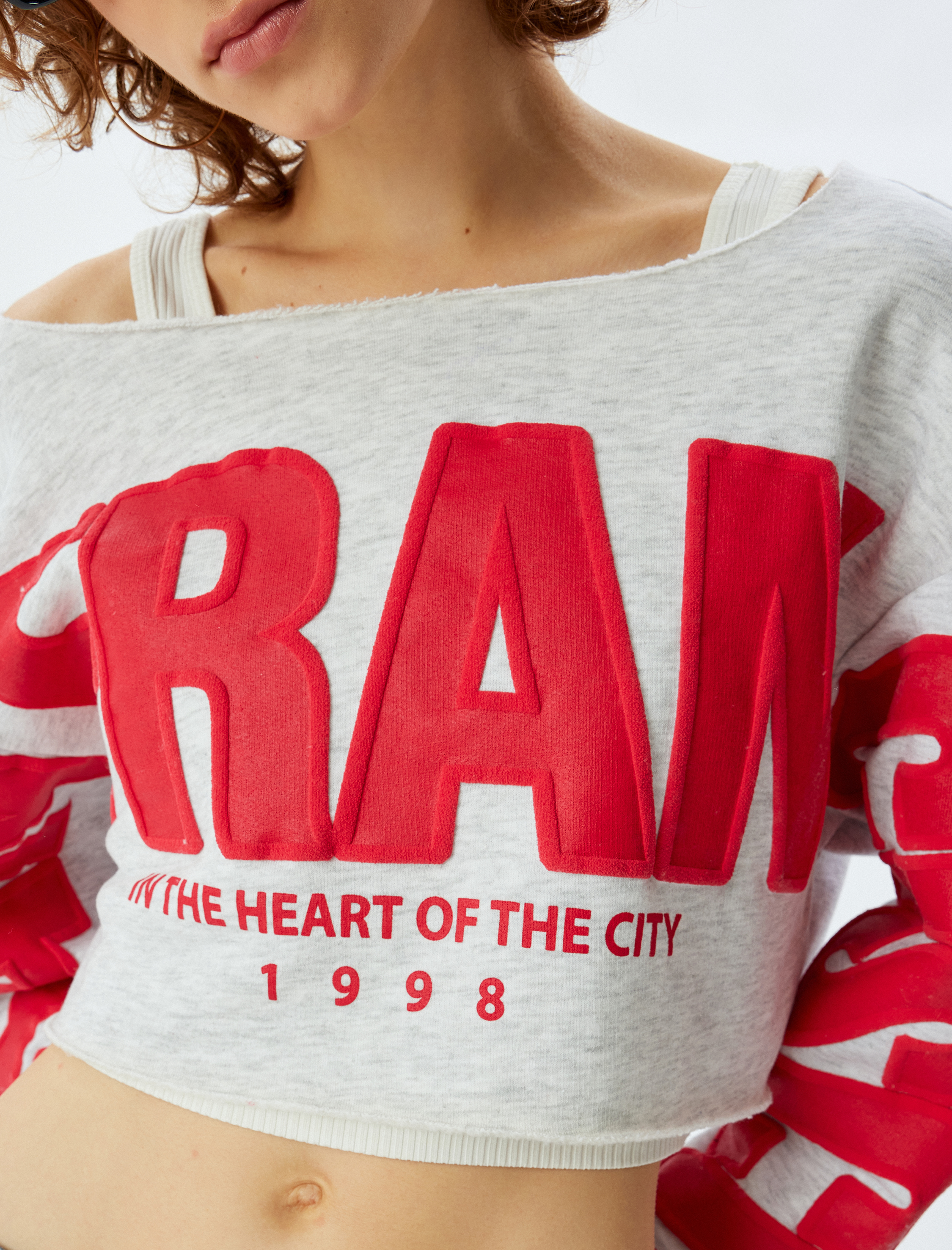   Şardonlu Crop Oversize Sweatshirt Slogan İşlemeli Kayık Yaka