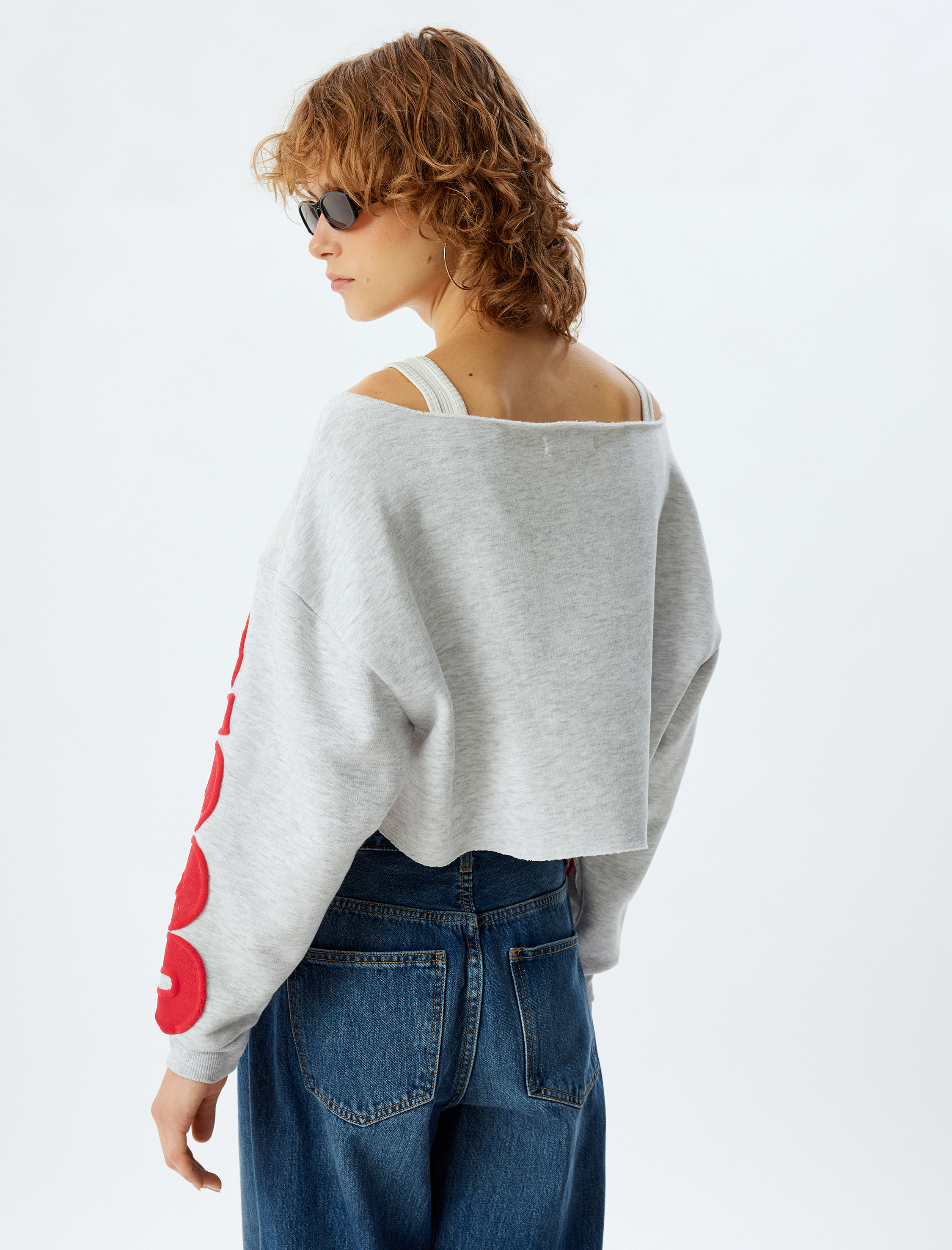   Şardonlu Crop Oversize Sweatshirt Slogan İşlemeli Kayık Yaka