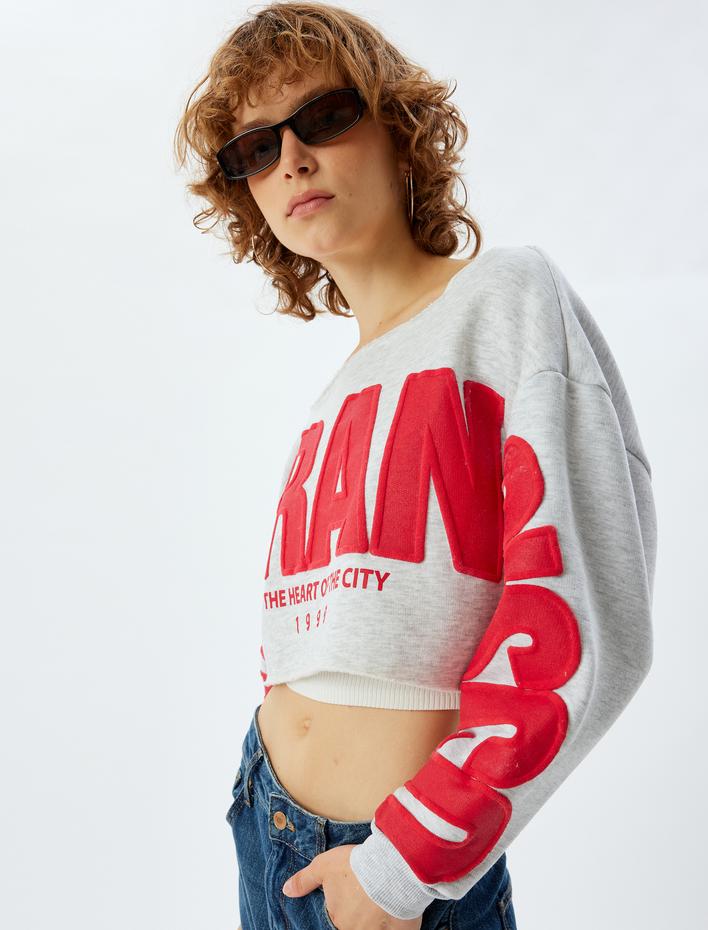  Şardonlu Crop Oversize Sweatshirt Slogan İşlemeli Kayık Yaka