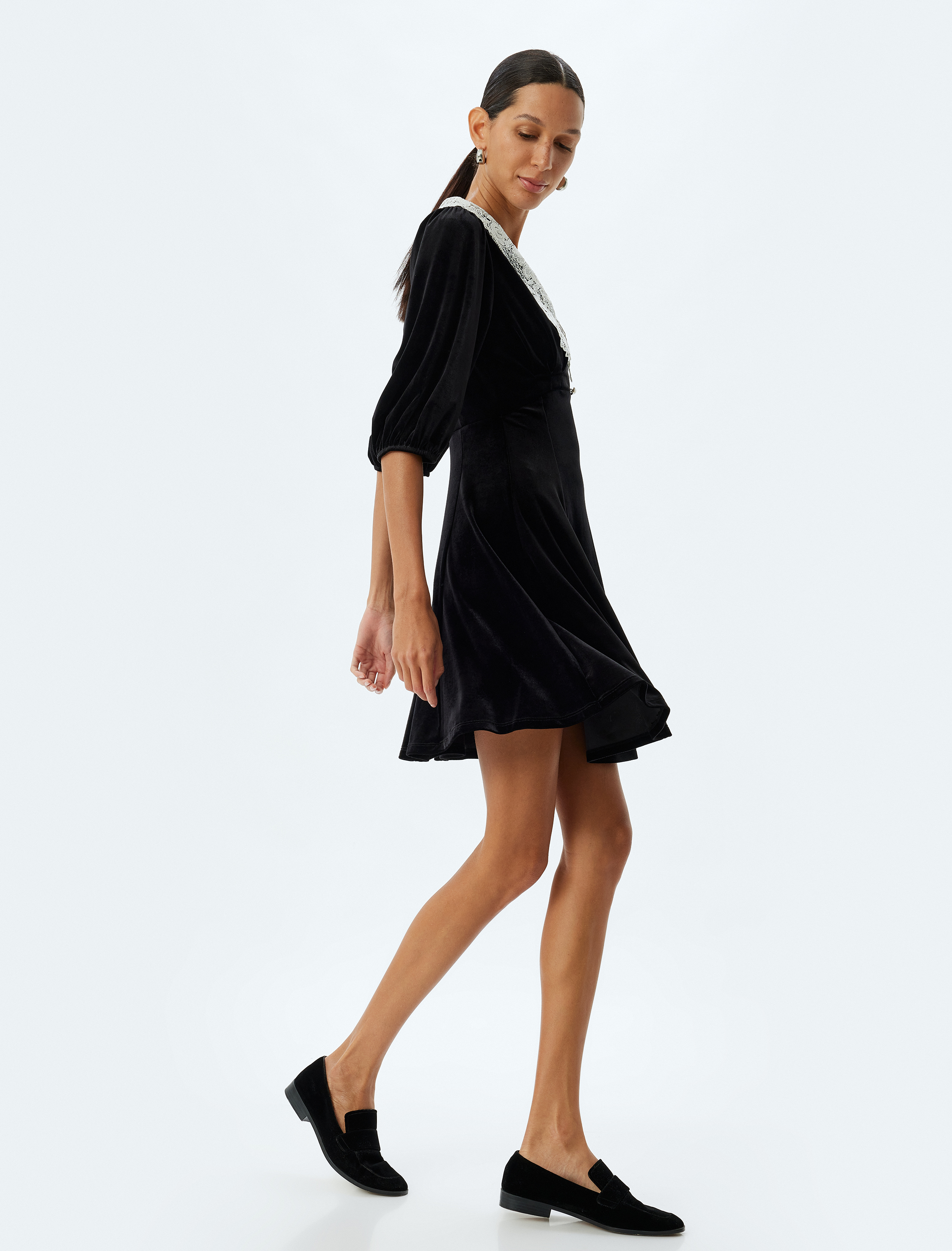   Mini Elbise V Dantel Yaka 3/4 Kol Düğme Detaylı