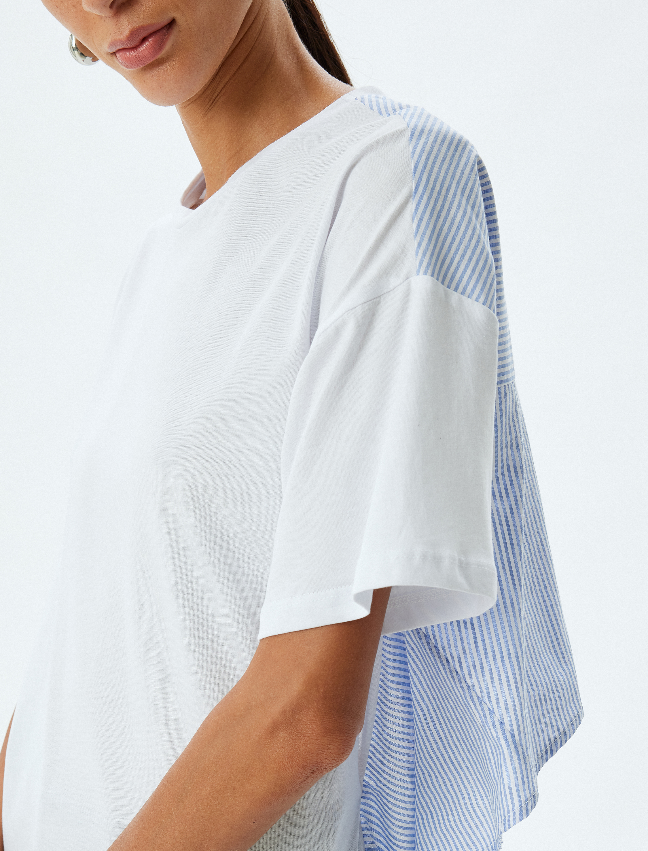   Rahat Kalıp Pamuklu Bisiklet Yaka Asimetrik Kısa Kollu Tişört