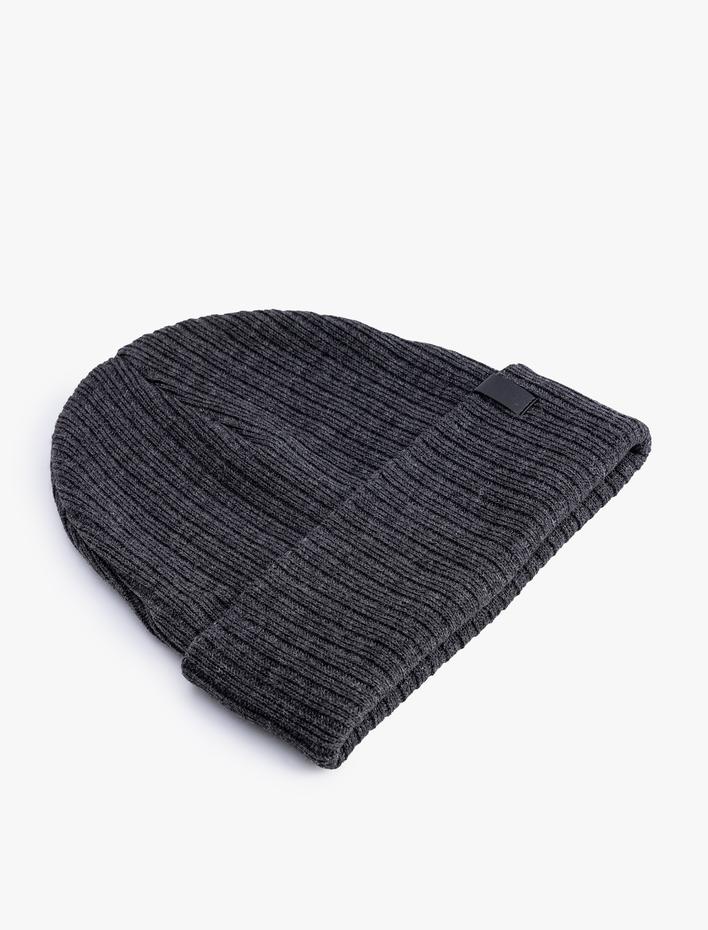 Erkek Katlı Bere Etiket Detaylı