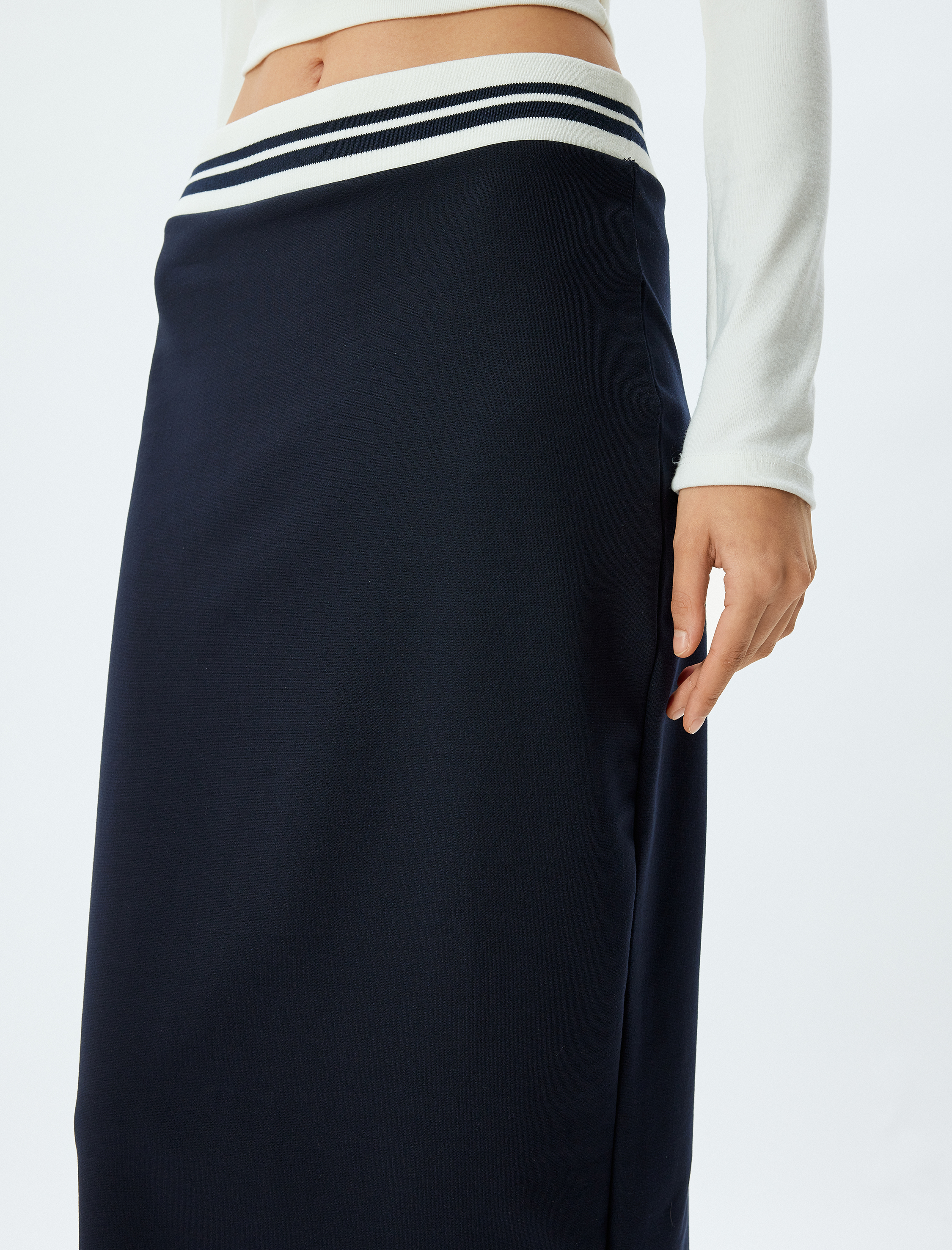   Kontrast Detaylı Beli Lastikli Yırtmaçlı Midi Boy Kalem Etek