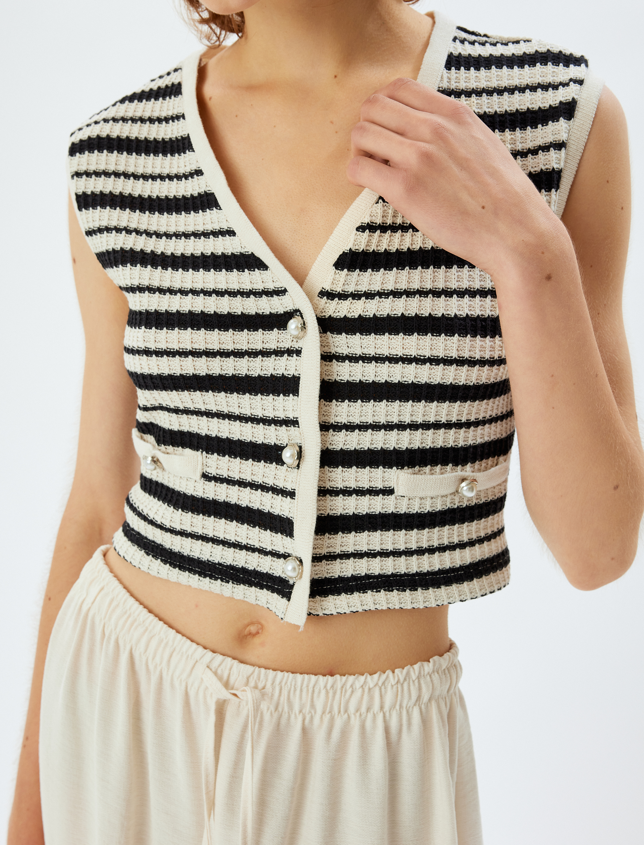 Crop Triko Hırka Kolsuz V Yaka İnci Düğmeli Cep Detaylı Slim Fit