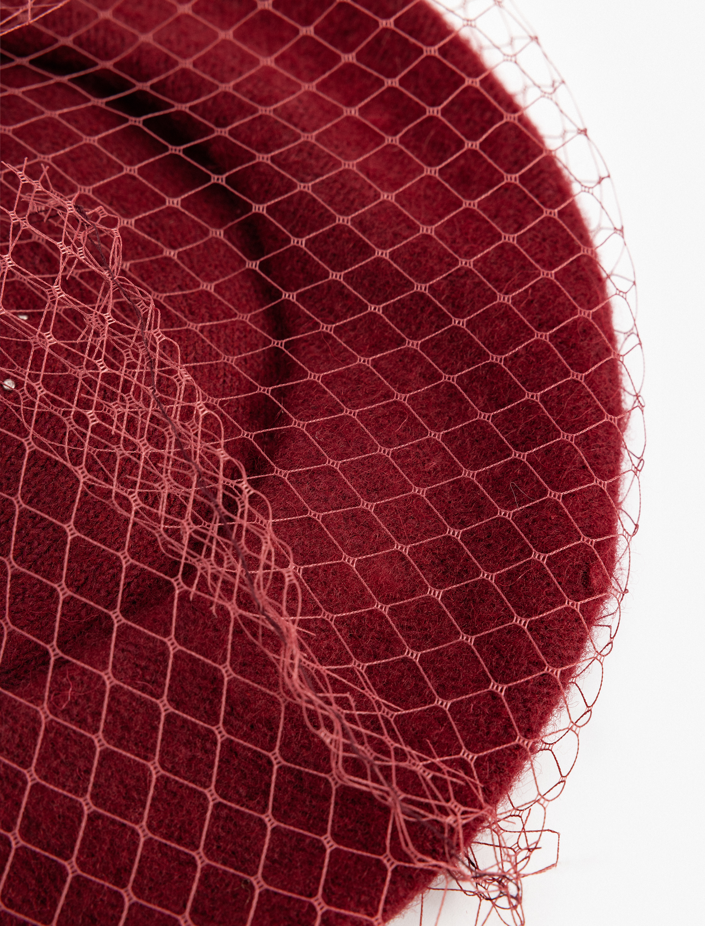 Kadın Ressam Şapka Boncuk ve File Detaylı