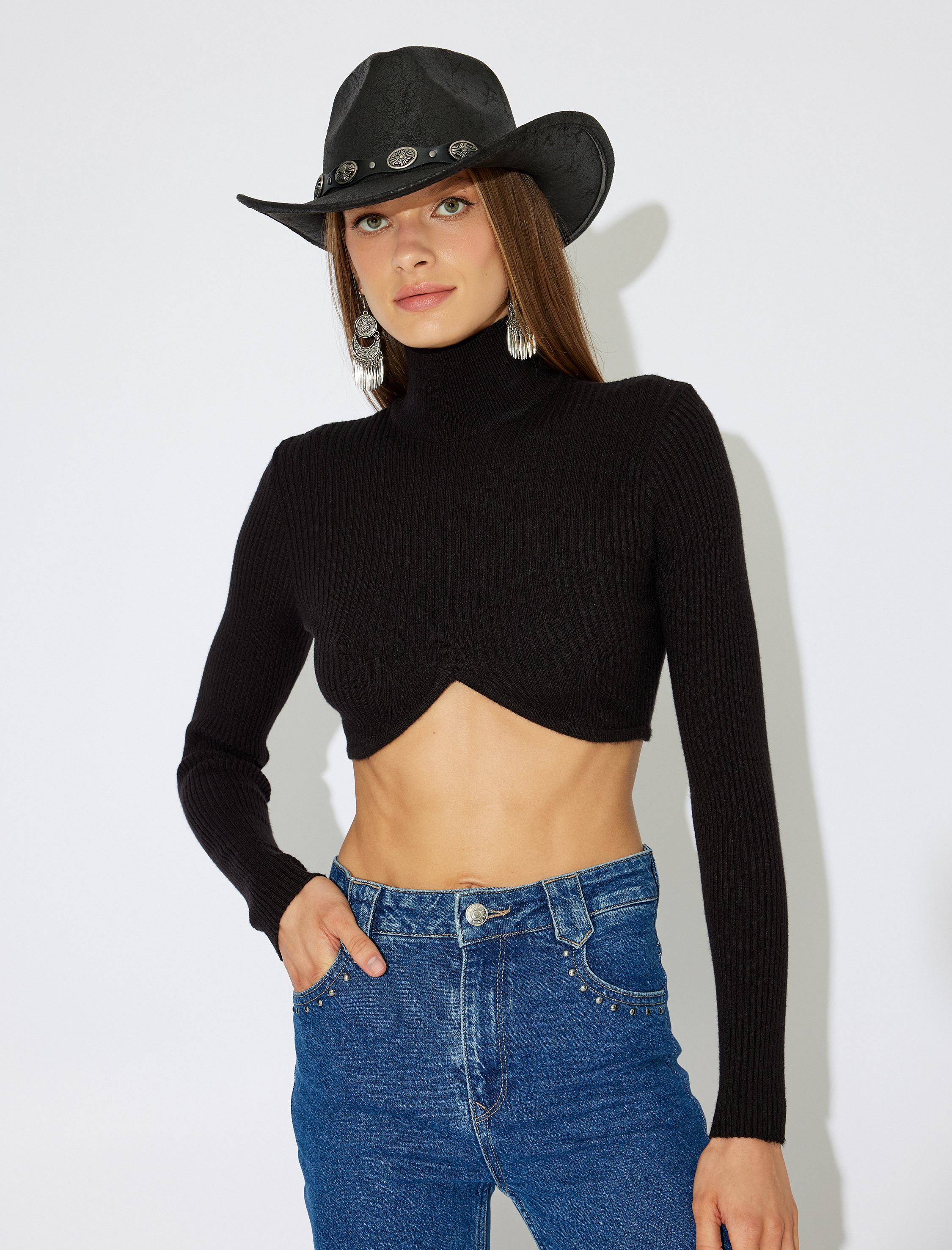   Koton X Zeynep Bastık - Balıkçı Yaka Uzun Kollu Asimetrik Crop Triko Kazak