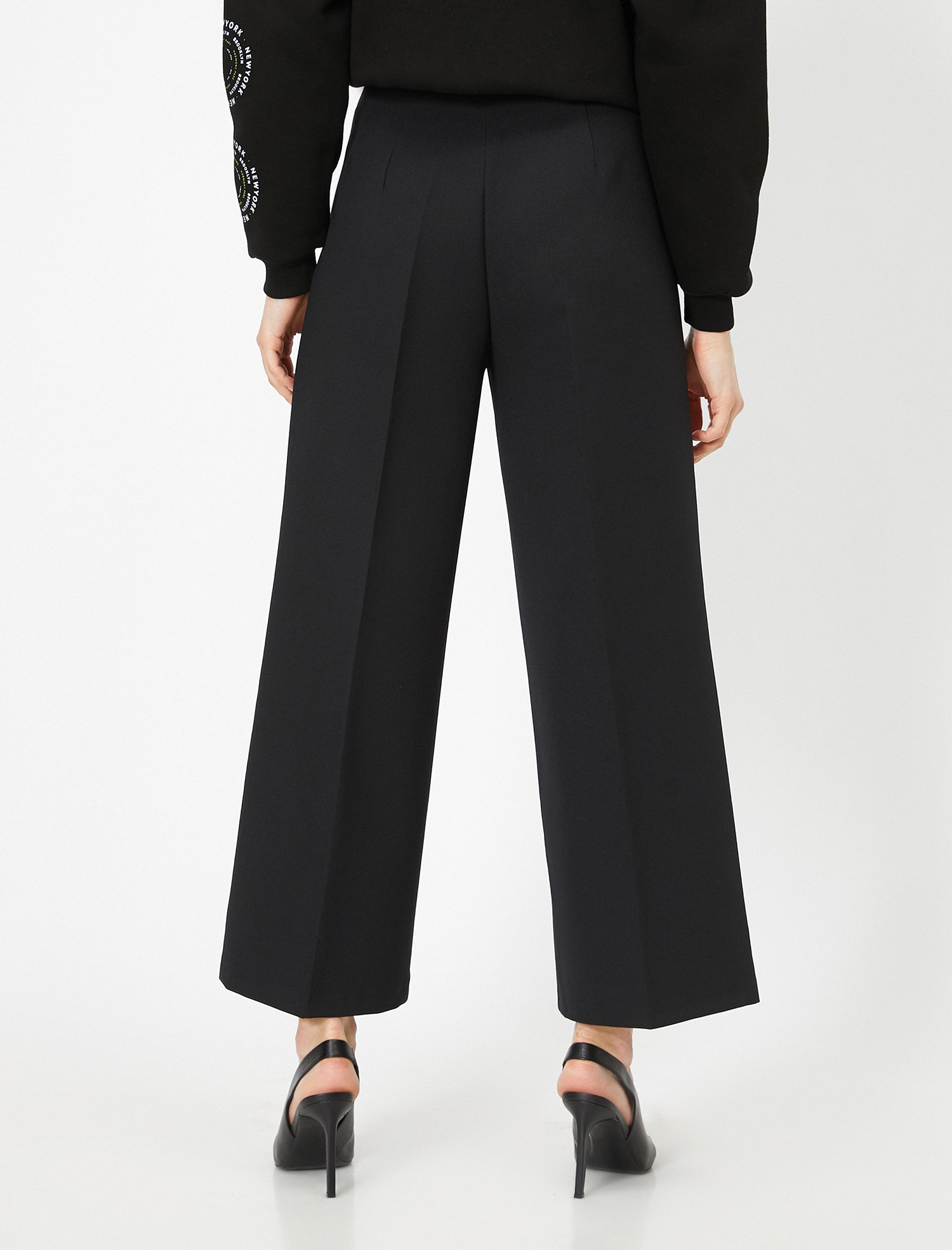   Fermuar Detaylı Geniş Paça Pantolon