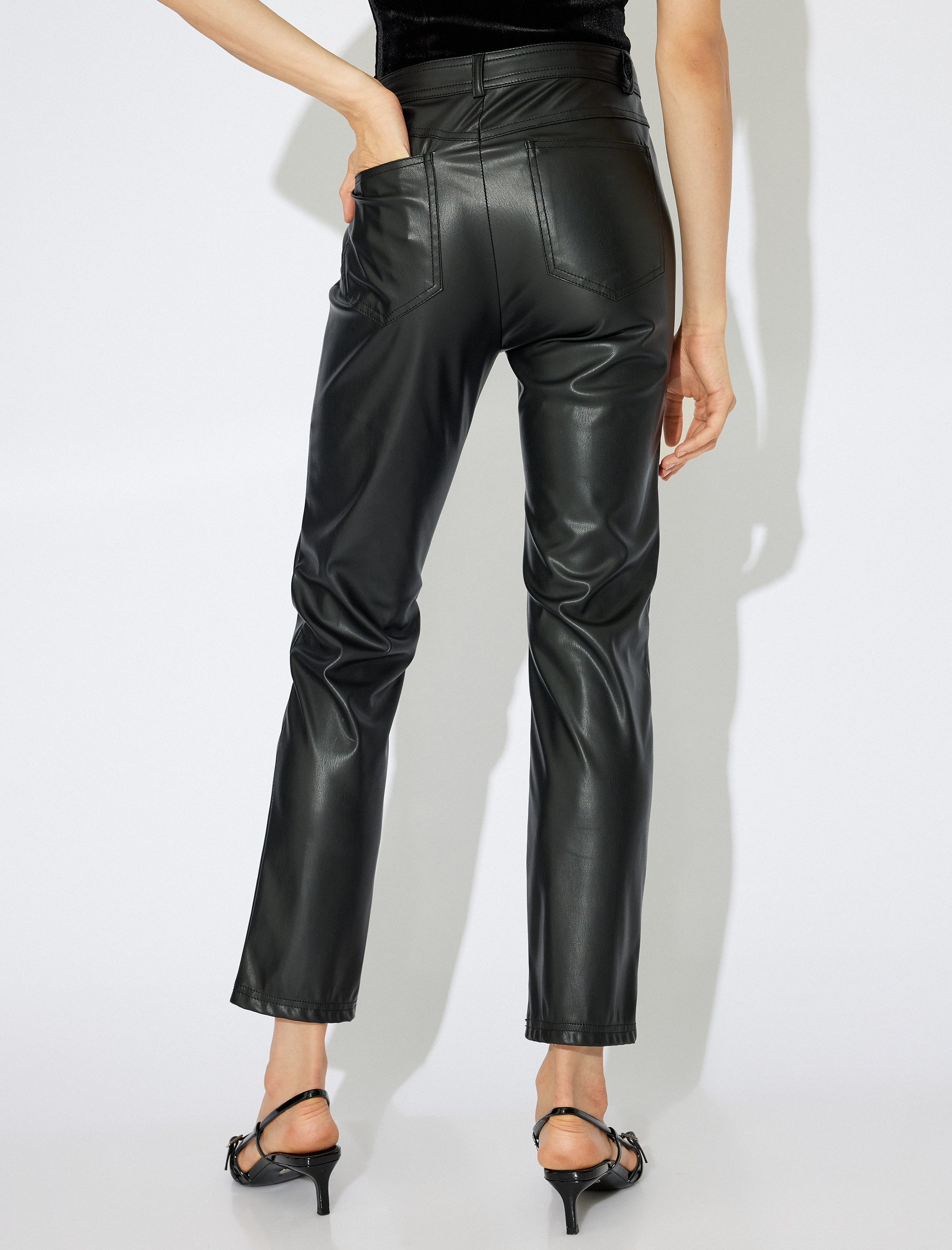   Koton X Zeynep Bastık -  Cepli Slim Fit Düşük Bel Suni Deri Pantolon