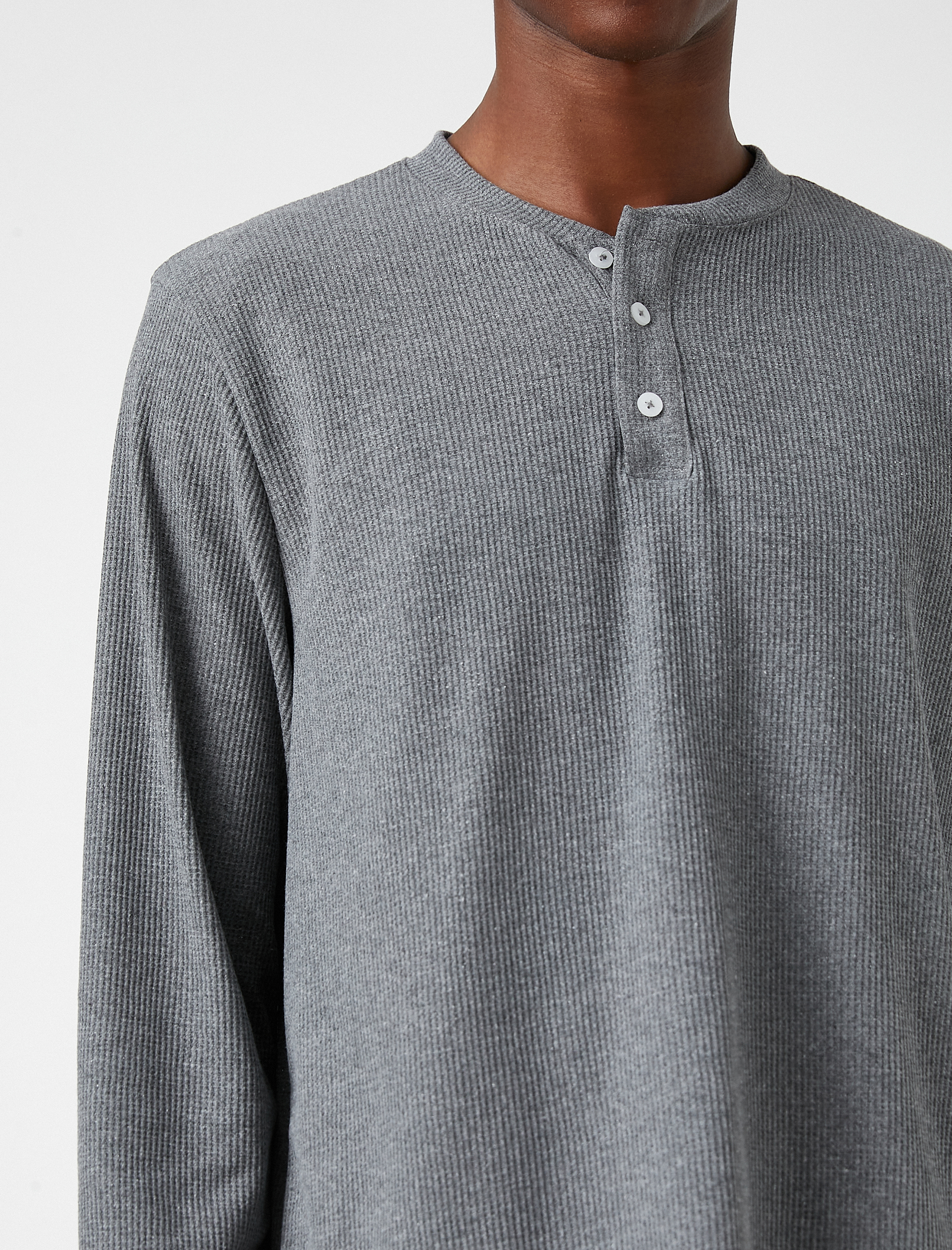   Yakası Düğmeli Uzun Kollu Tişört