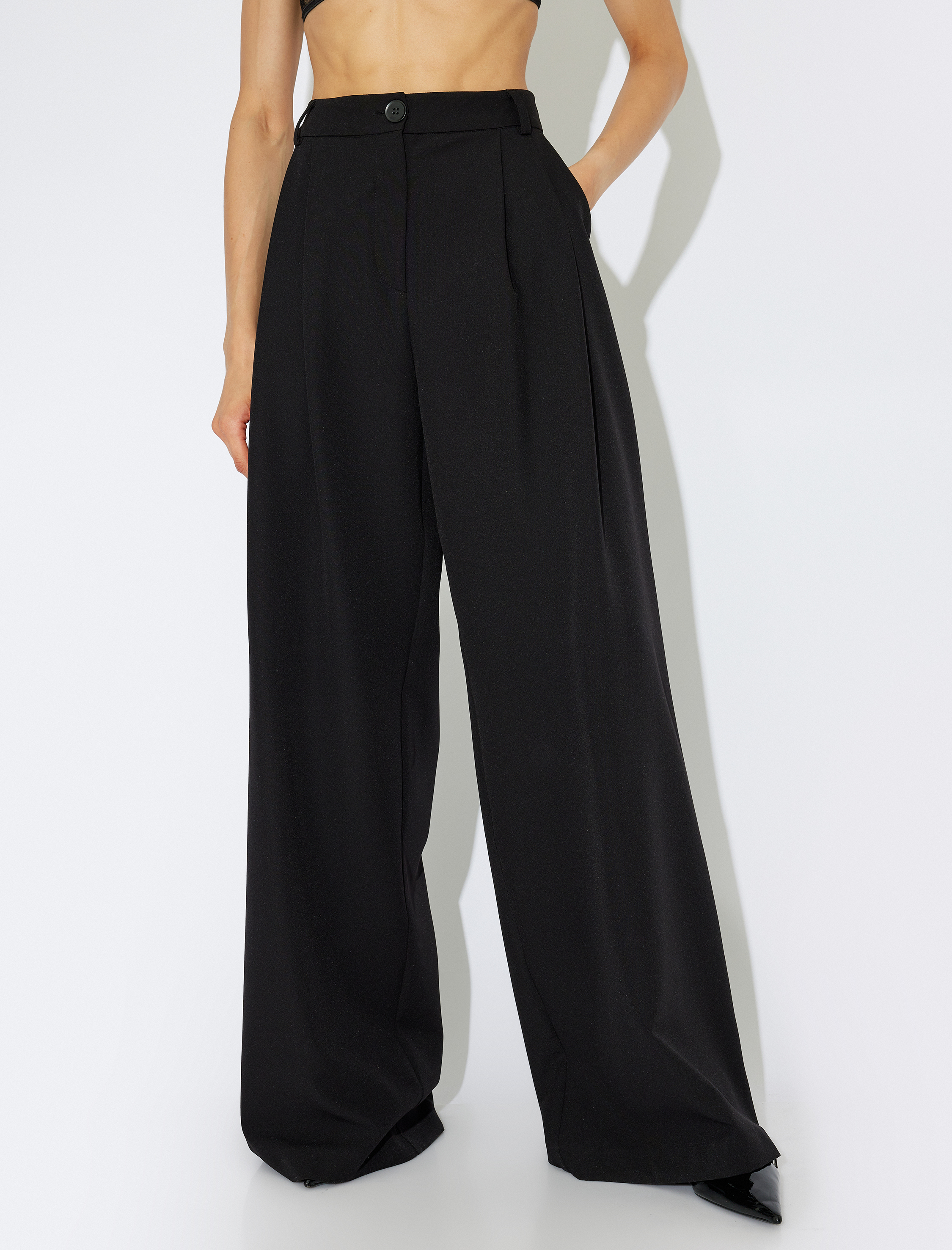   Koton X Zeynep Bastık - Cepli Pile Detaylı Geniş Paça Kumaş Pantolon