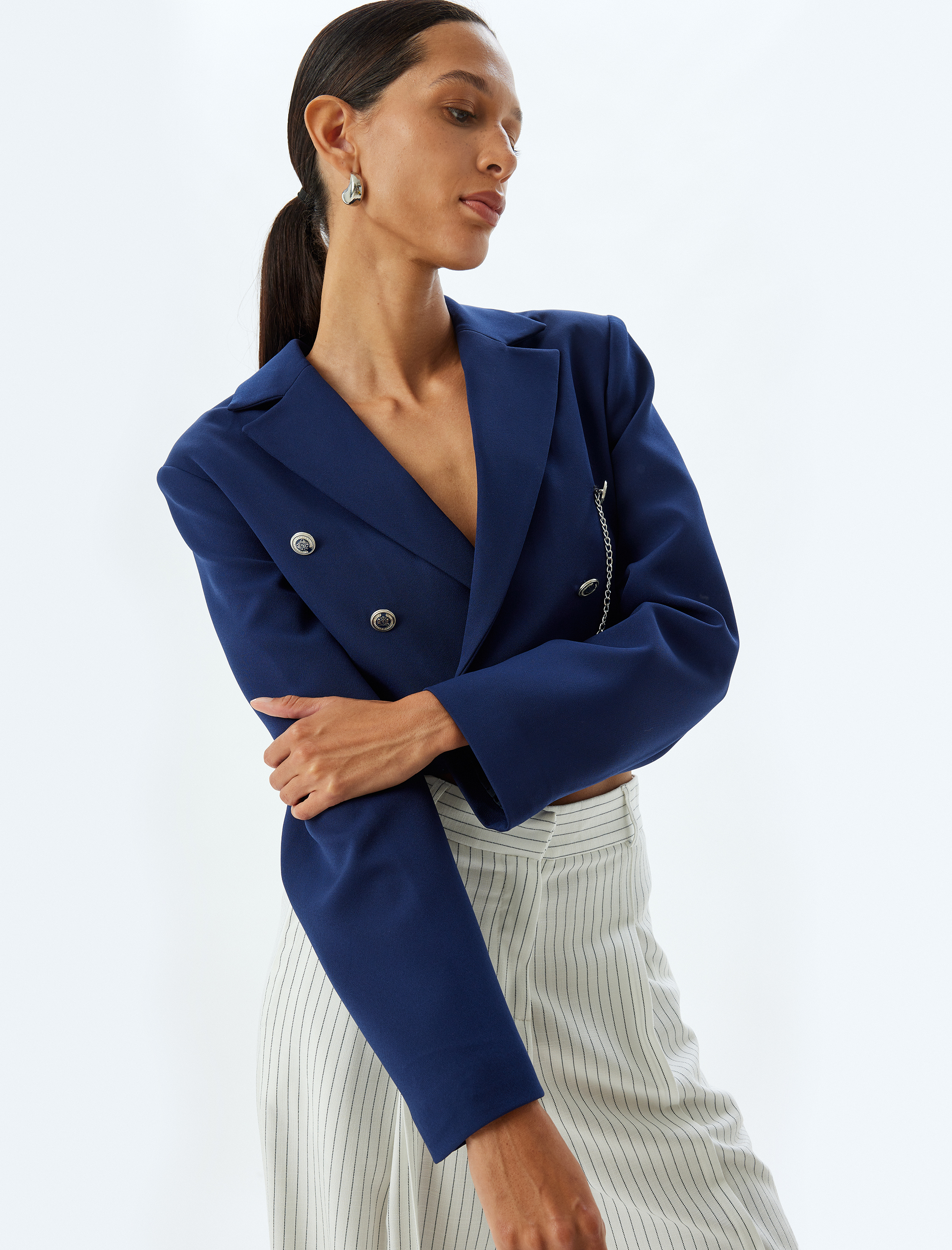   Kruvaze Crop Blazer Ceket Armürlü Zincir Detaylı Düğmeli