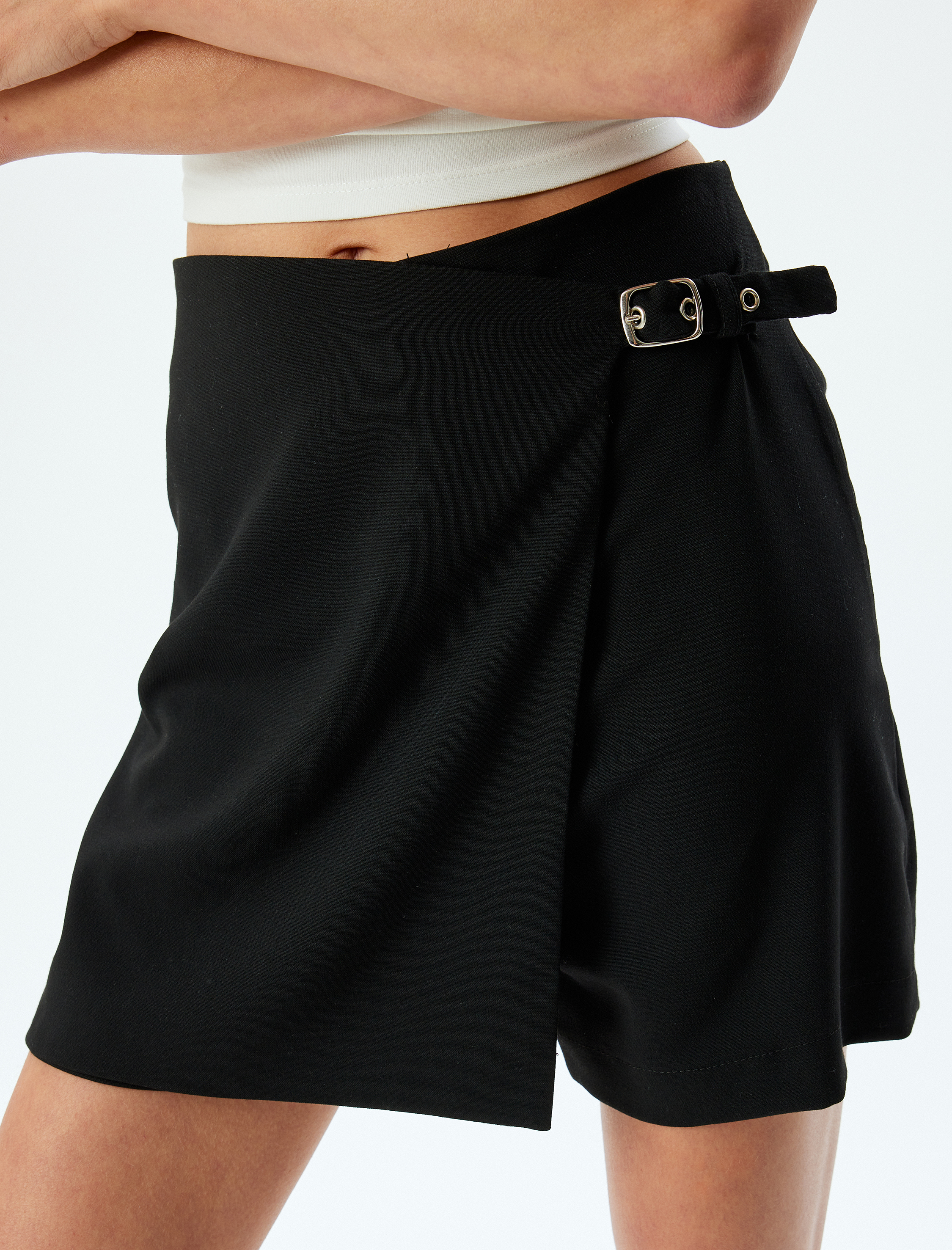   Yarım Kemer Detaylı Kruvaze Mini Şort Etek