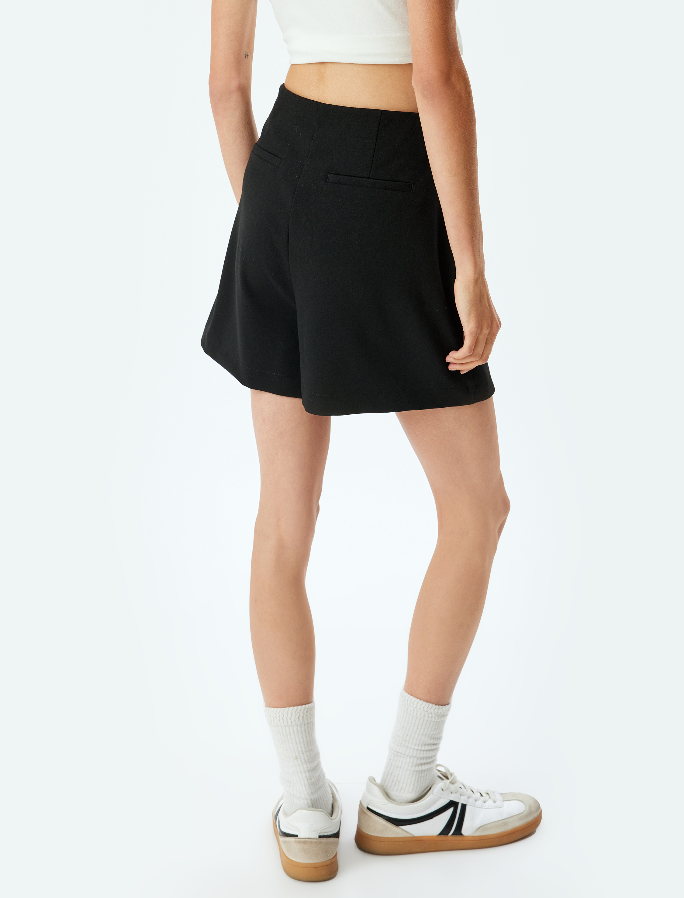   Yarım Kemer Detaylı Kruvaze Mini Şort Etek