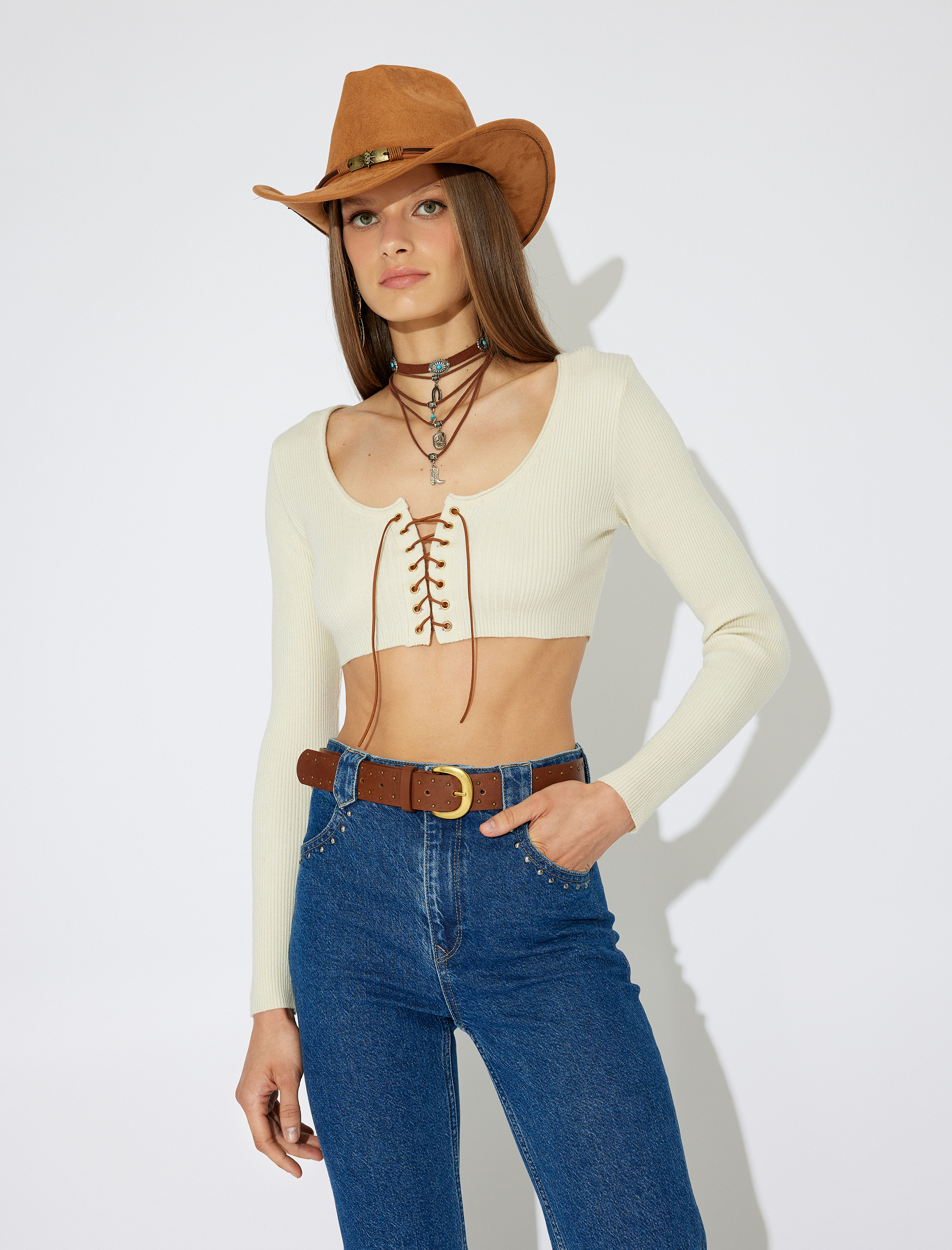 Koton X Zeynep Bastık - Önden Çapraz Bağcık Detaylı Uzun Kollu U Yaka  Crop Triko Kazak