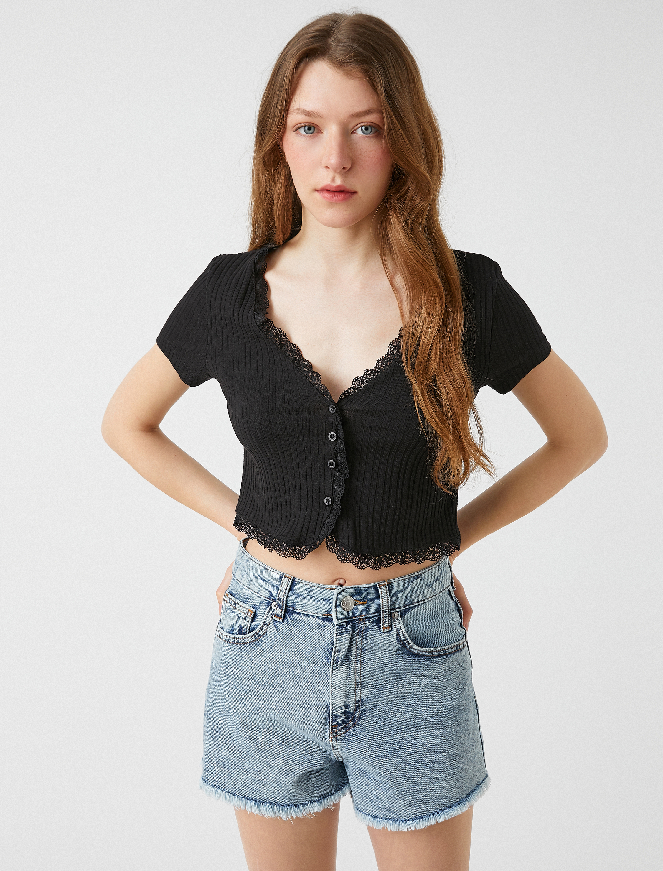   Crop Tişört Düğmeli Dantel Detaylı V Yaka