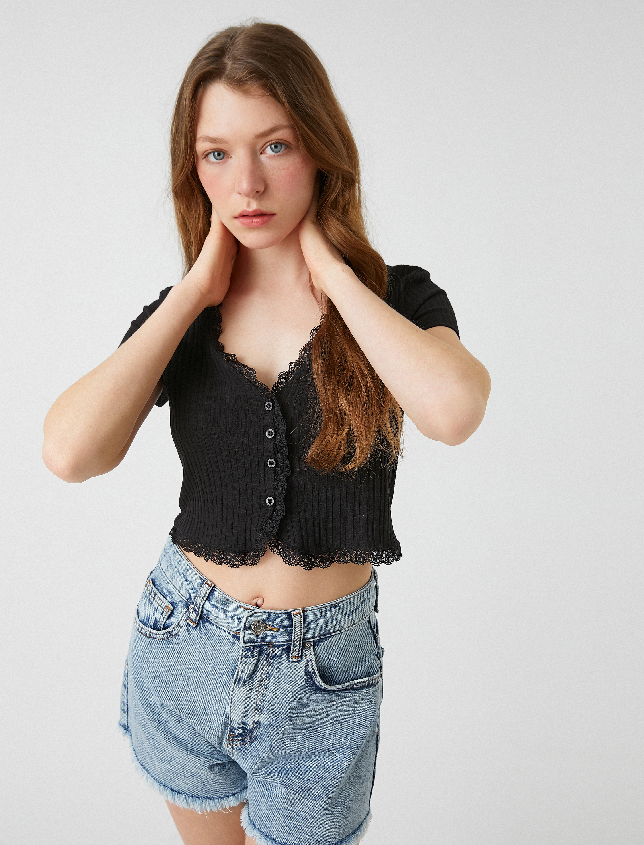   Crop Tişört Düğmeli Dantel Detaylı V Yaka