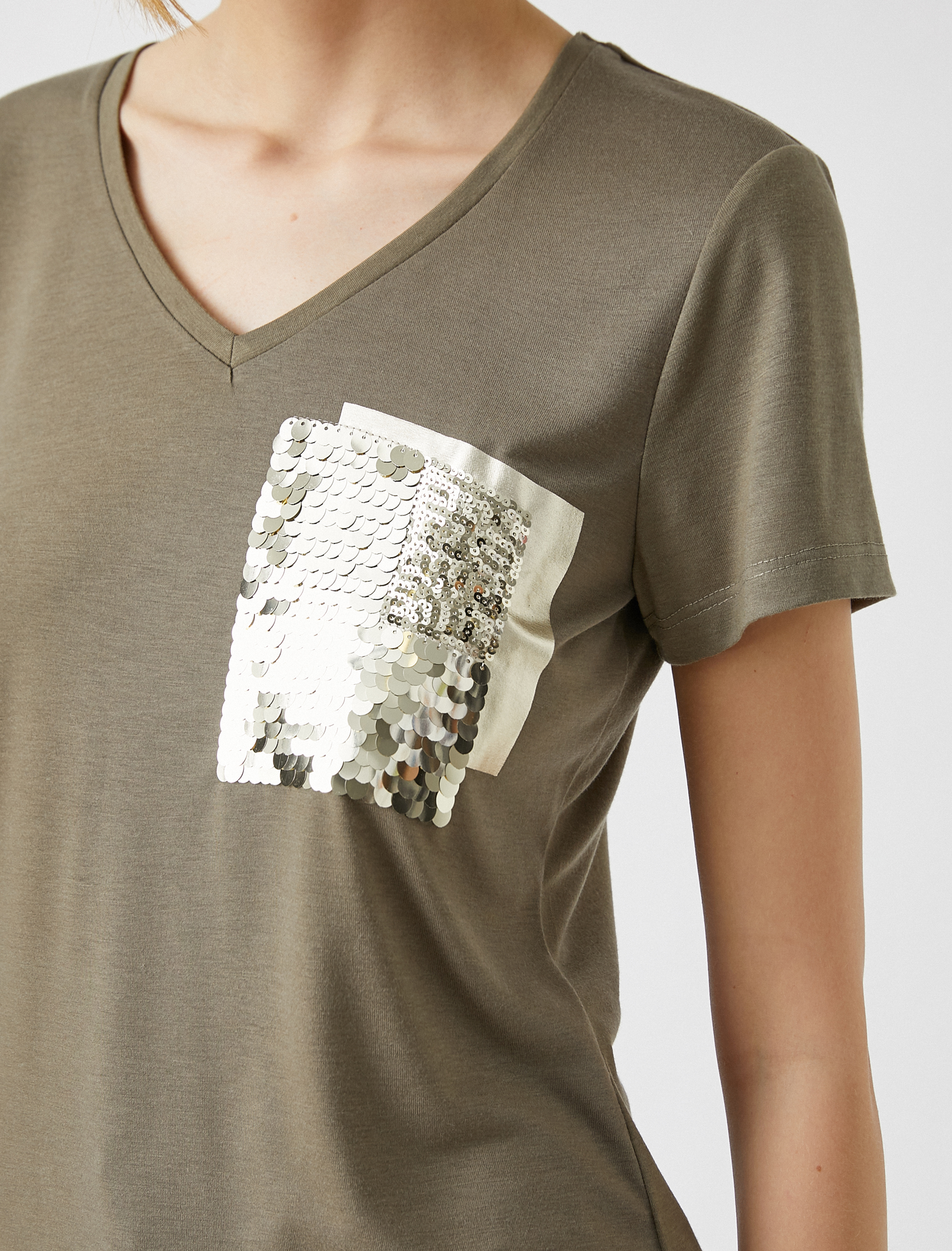   V Yaka Payet Kısa Kollu Tişört