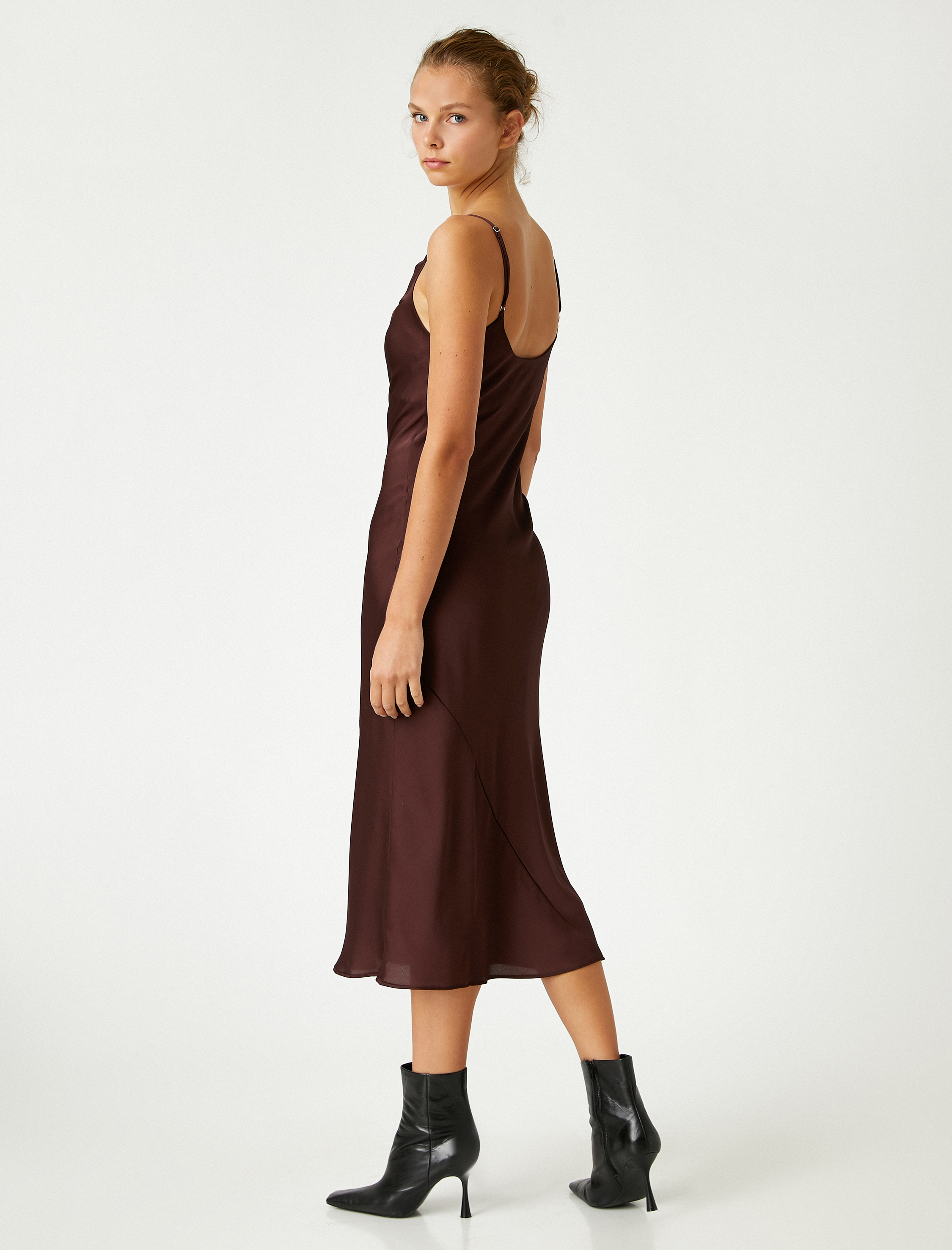   Degaje Yaka İnce Askılı Saten Midi Elbise